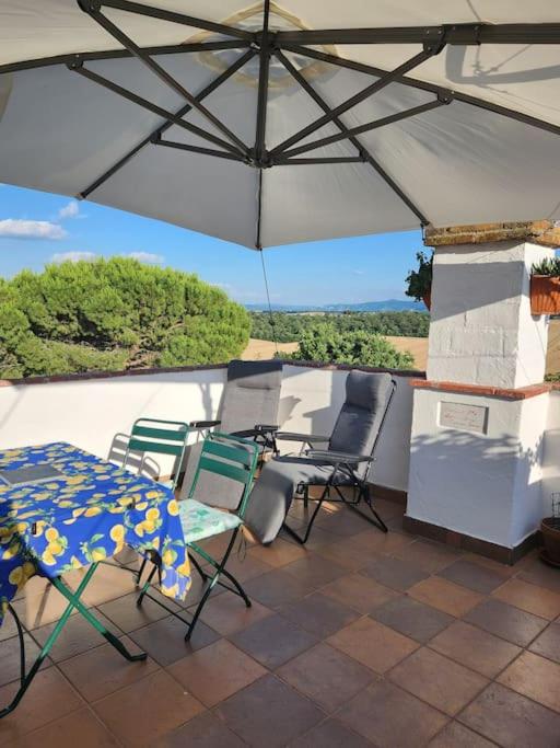 House with roof terrace and views of Lake Trasimeno