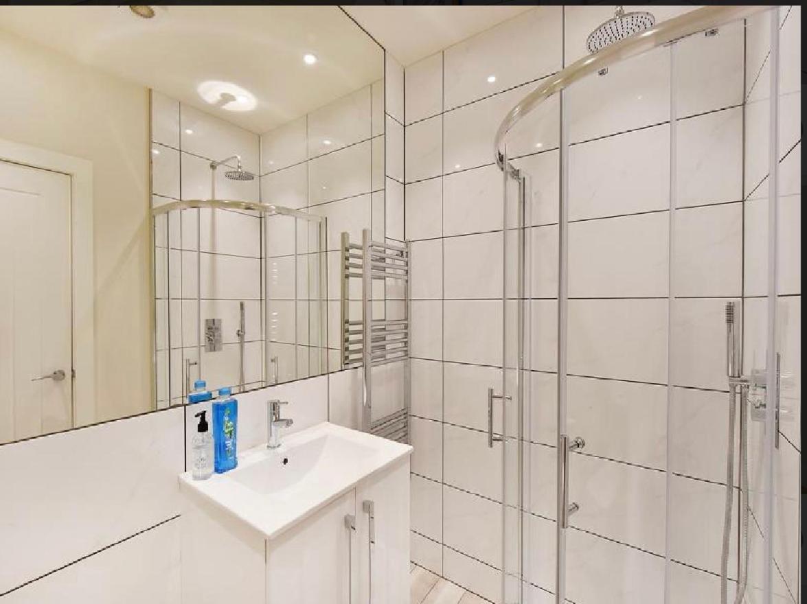 three bedroom flat in South Kensington view 2