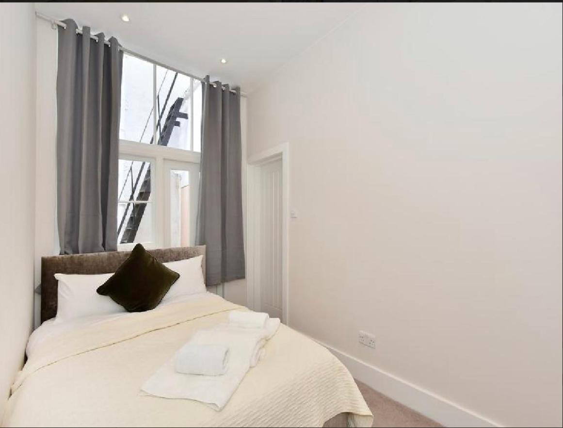 three bedroom flat in South Kensington view 4