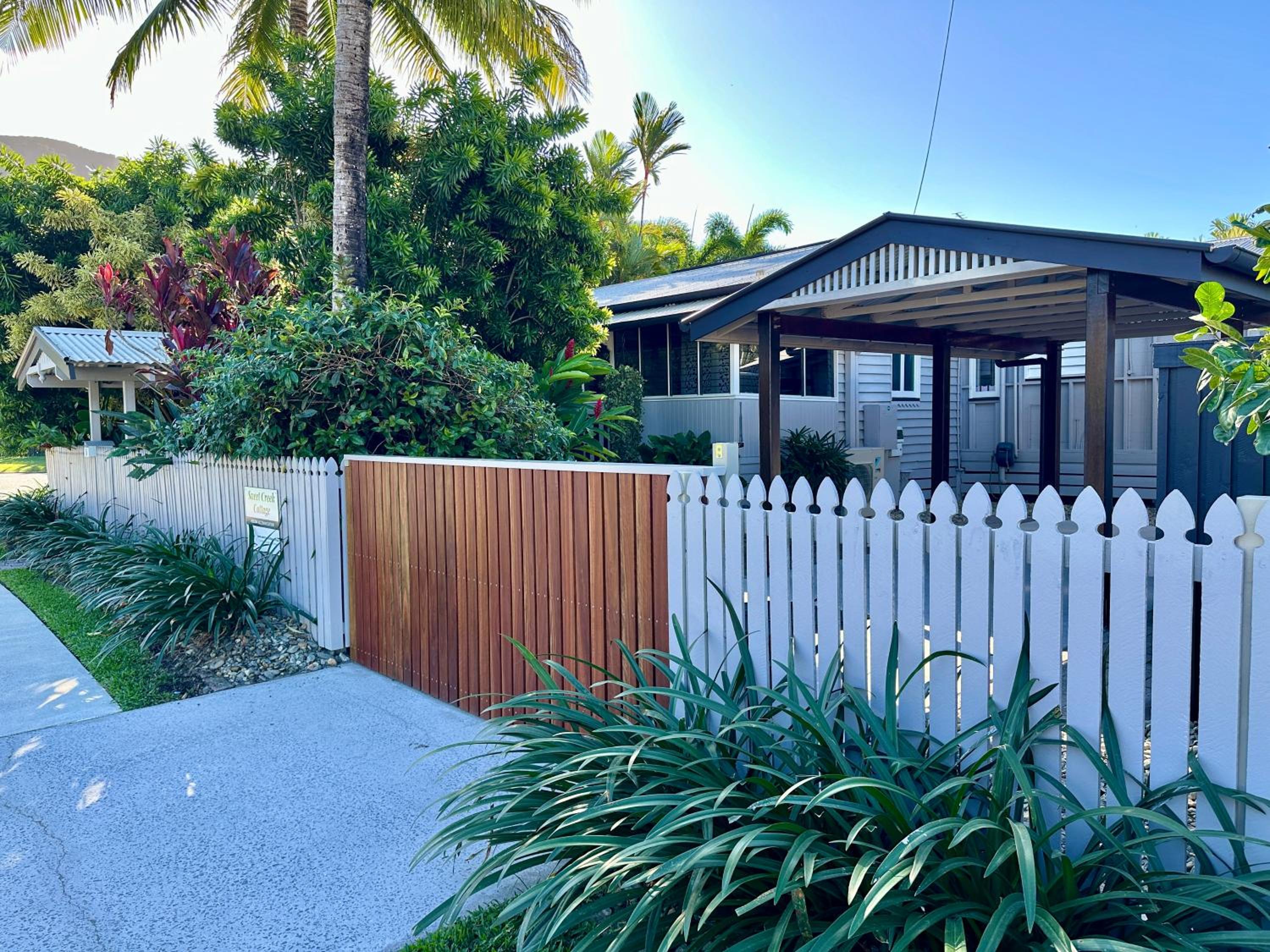 Sweet Creek Cottage, Palm Cove, 200m to Beach, Heated Pool, Pets