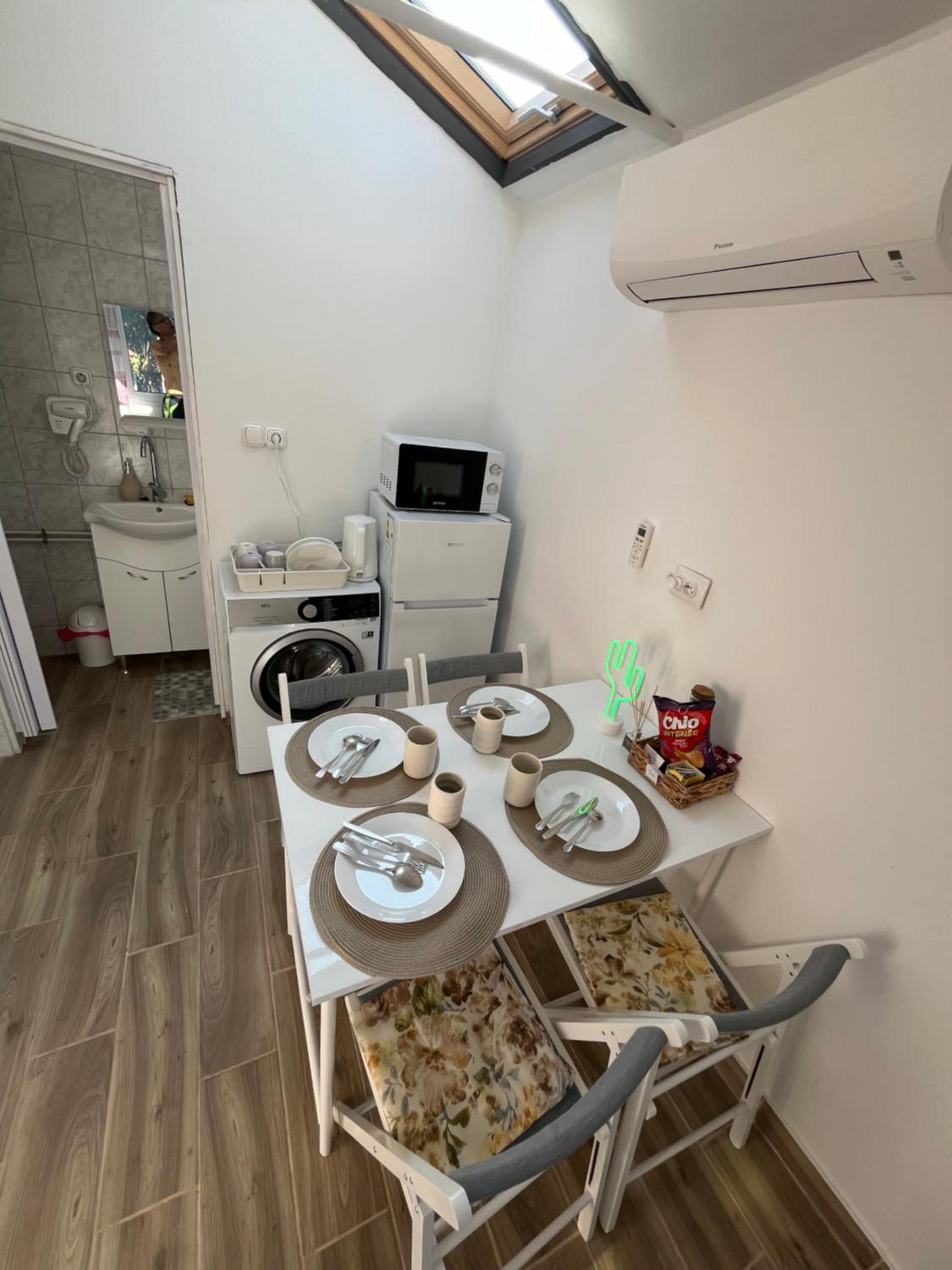 Apartment with Rose Garden & free parking view 4