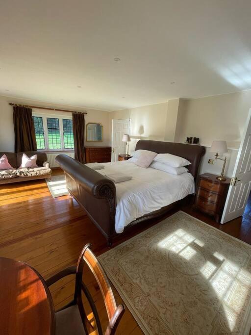 Picturebook cottage on prestigious polo estate view 5