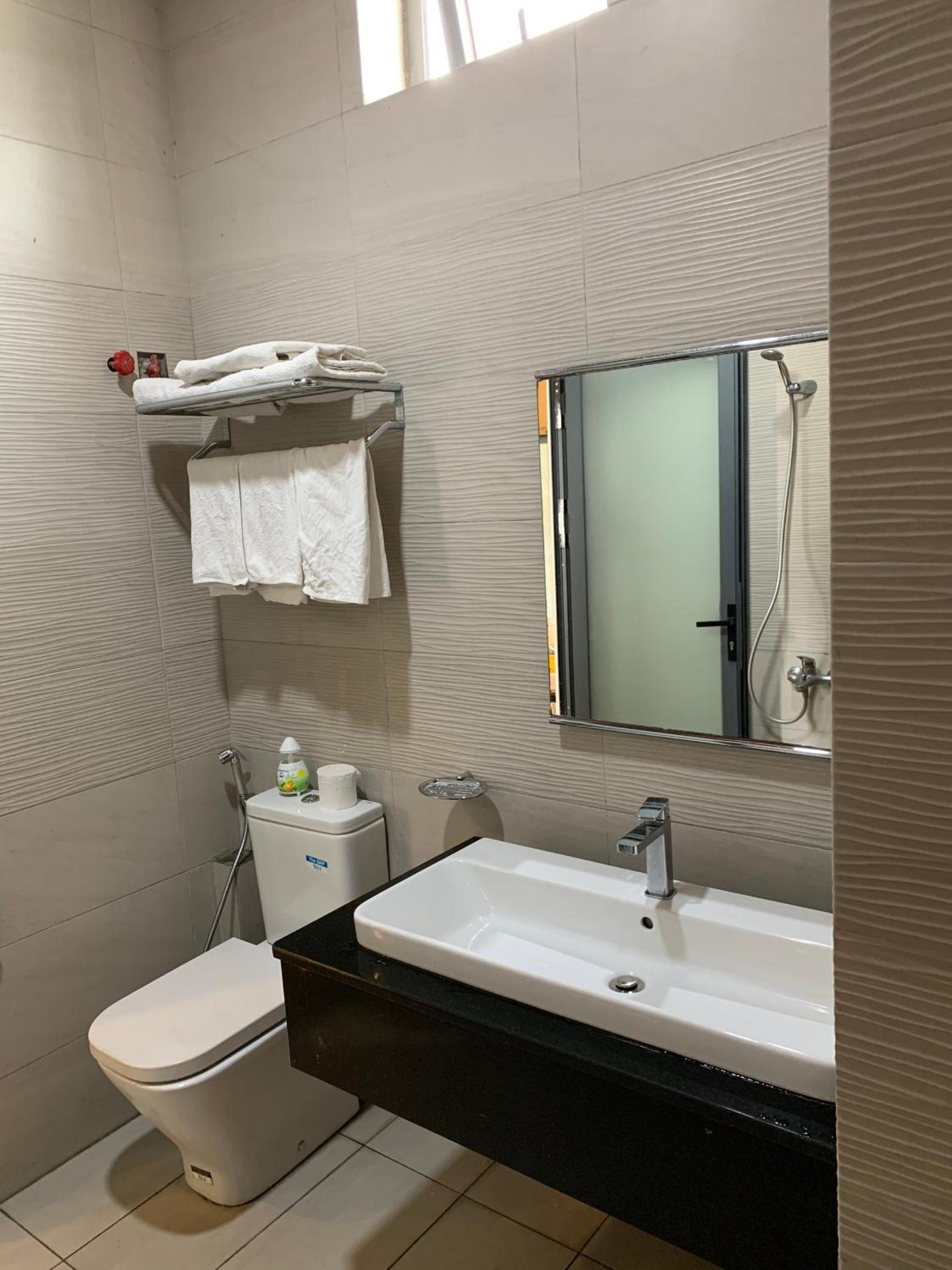 HA LONG Hotel Linh Trung Thu Duc HCMC