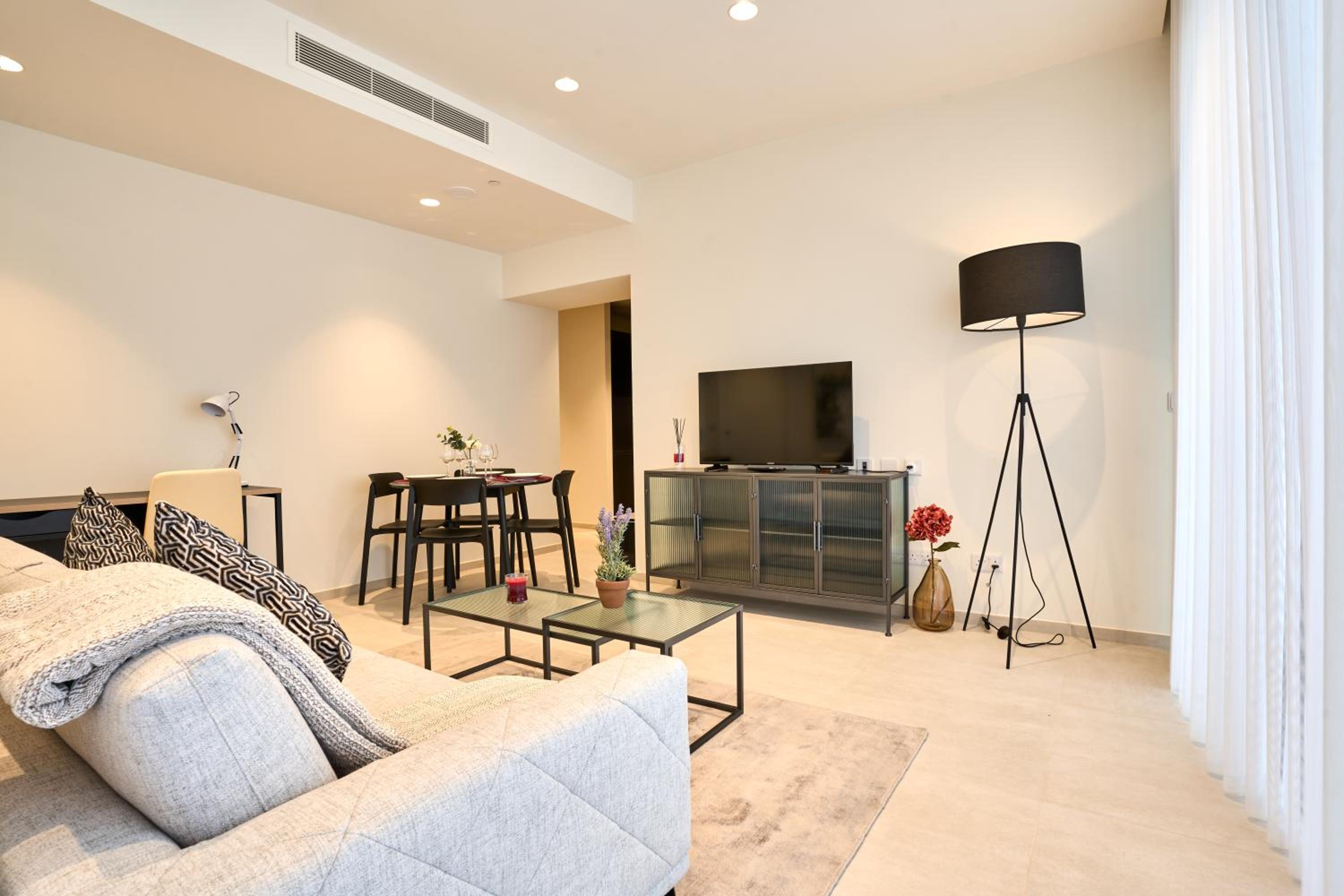 Luxury Apartment with Panoramic Sea views in Mercury Towers photo 3
