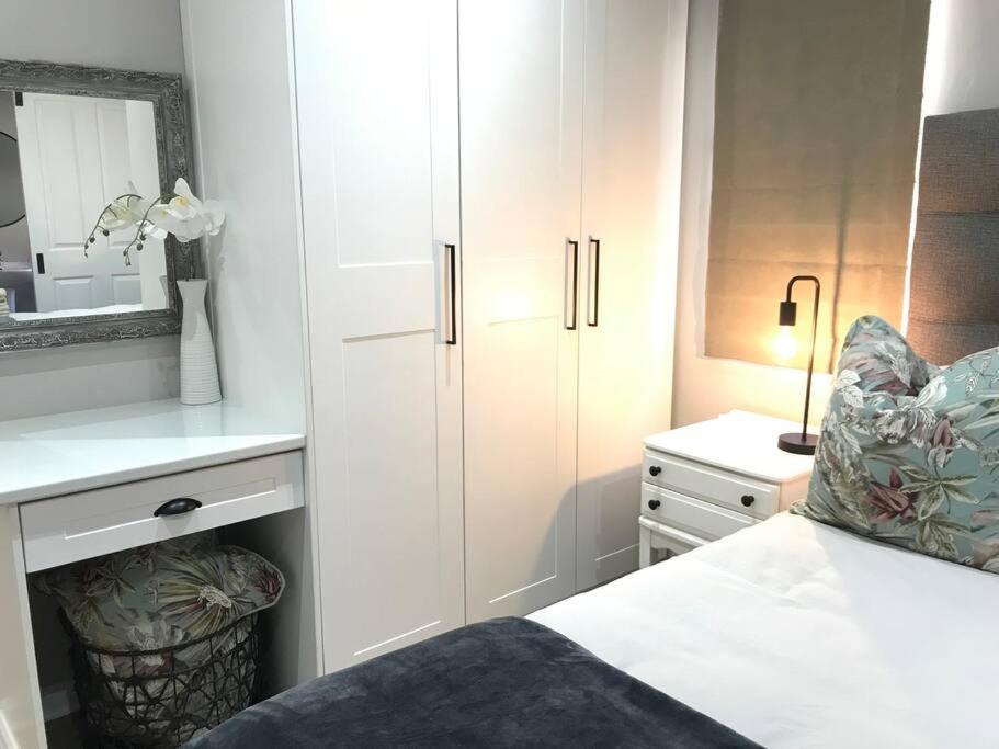 Modern Studio Apartment in Bonnie Doon view 3