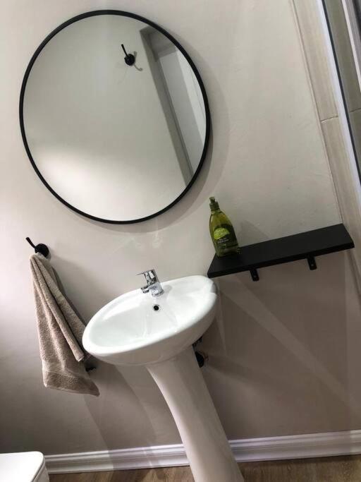 Modern Studio Apartment in Bonnie Doon view 5
