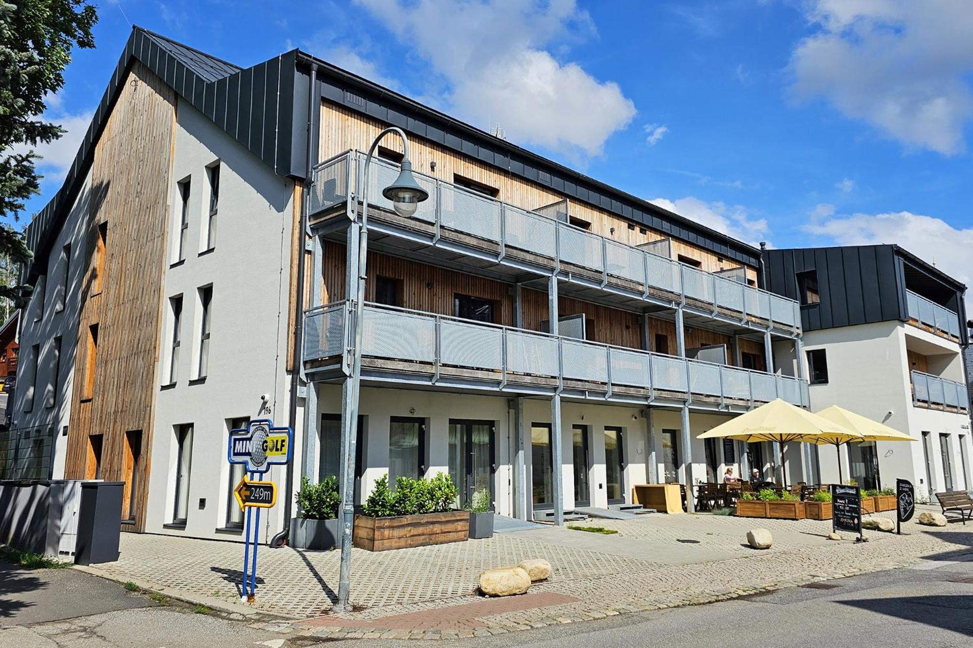 ENJOYHARRACHOV - Atraktivní slunný klimatizovaný apartmán 14 v centru se saunou, parkováním, Wifi-WLAN, SAT, herní konzolí, PC s win 10, Netflix zdarma a m