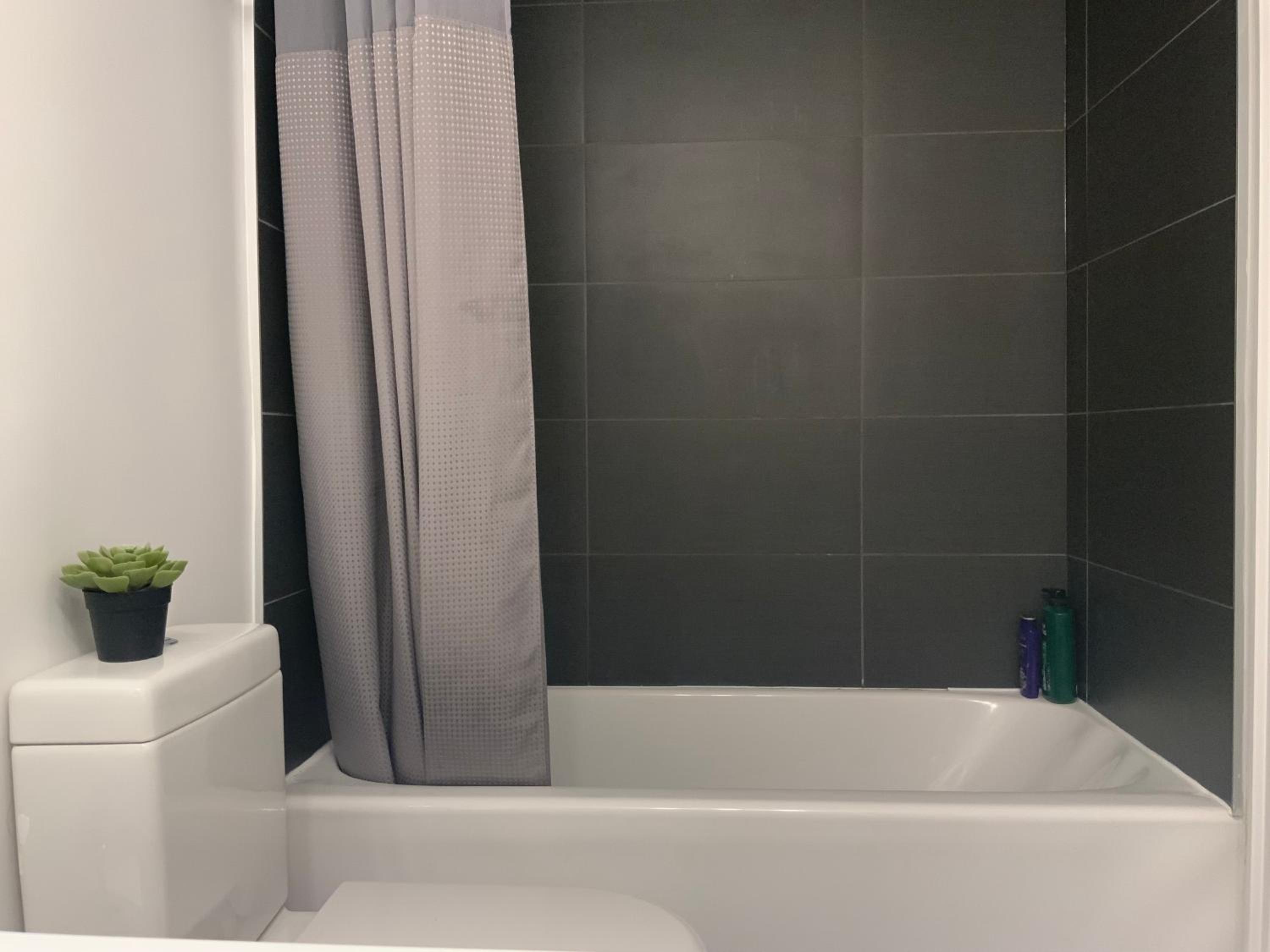 Elegant 2BR & 2BA Retreat in Prime Yorkville, Downtown