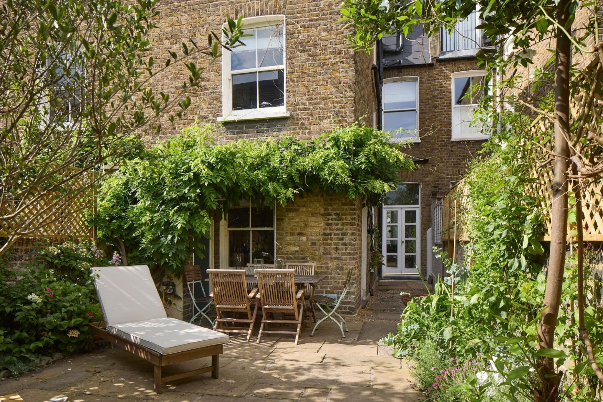 Veeve - Enchanting Garden Getaway