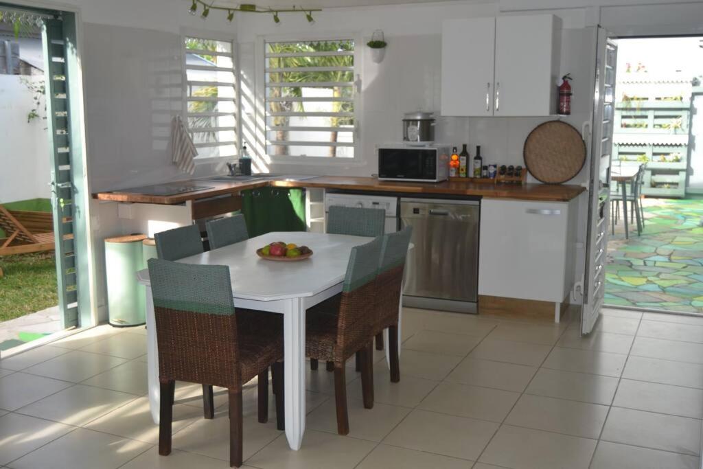 " Kalaoula", trois chambres, jardin cosy, spa, cinq mn plage, Terre-Sainte view 3