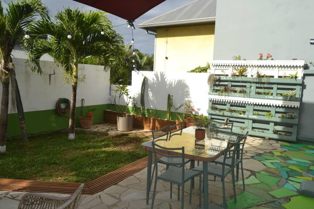 " Kalaoula", trois chambres, jardin cosy, spa, cinq mn plage, Terre-Sainte view 4