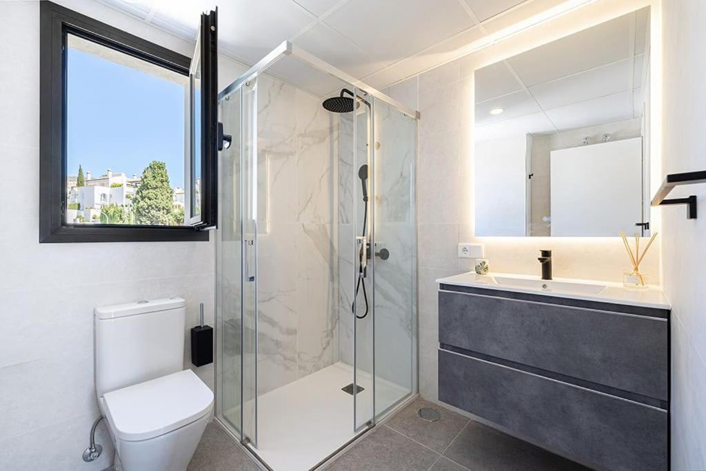 Luxury Carihuela with Private Jacuzzi by Ensuite