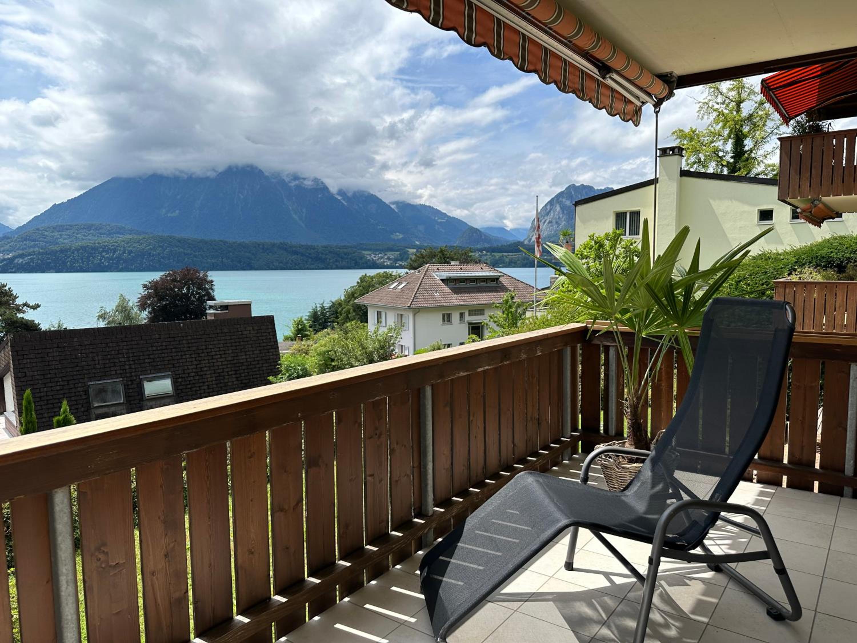 The Bluemlisalp, a private holiday flat with the lake of Thun view