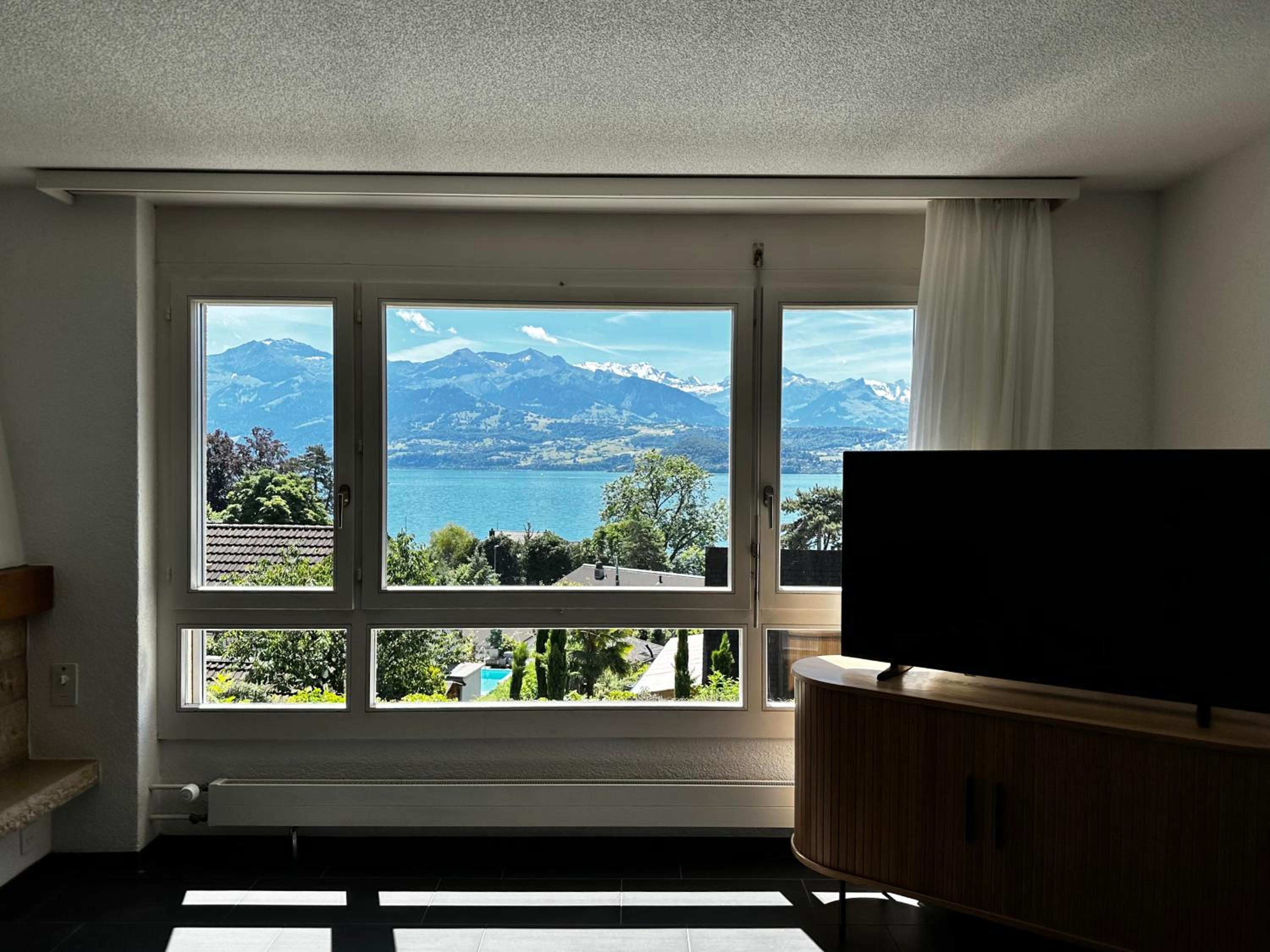 The Bluemlisalp, a private holiday flat with the lake of Thun view