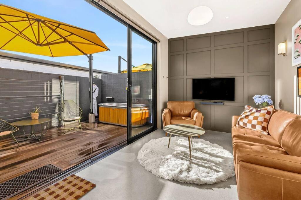 Yellow Pots Apartment C, Luxurious Outdoor Bath view 3