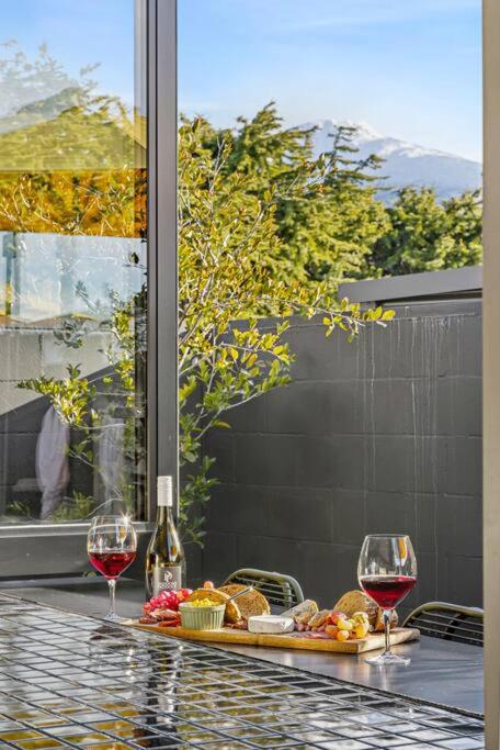 Yellow Pots Apartment C, Luxurious Outdoor Bath view 5