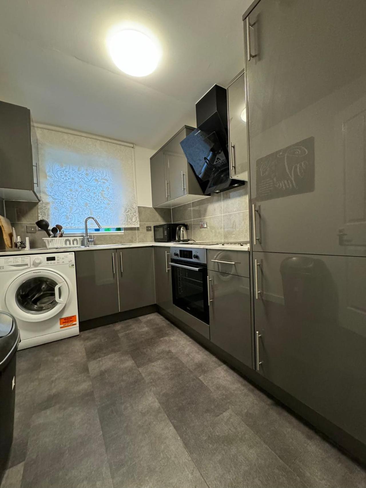 Two bedroom flat close to meadows with free parking by parking permit