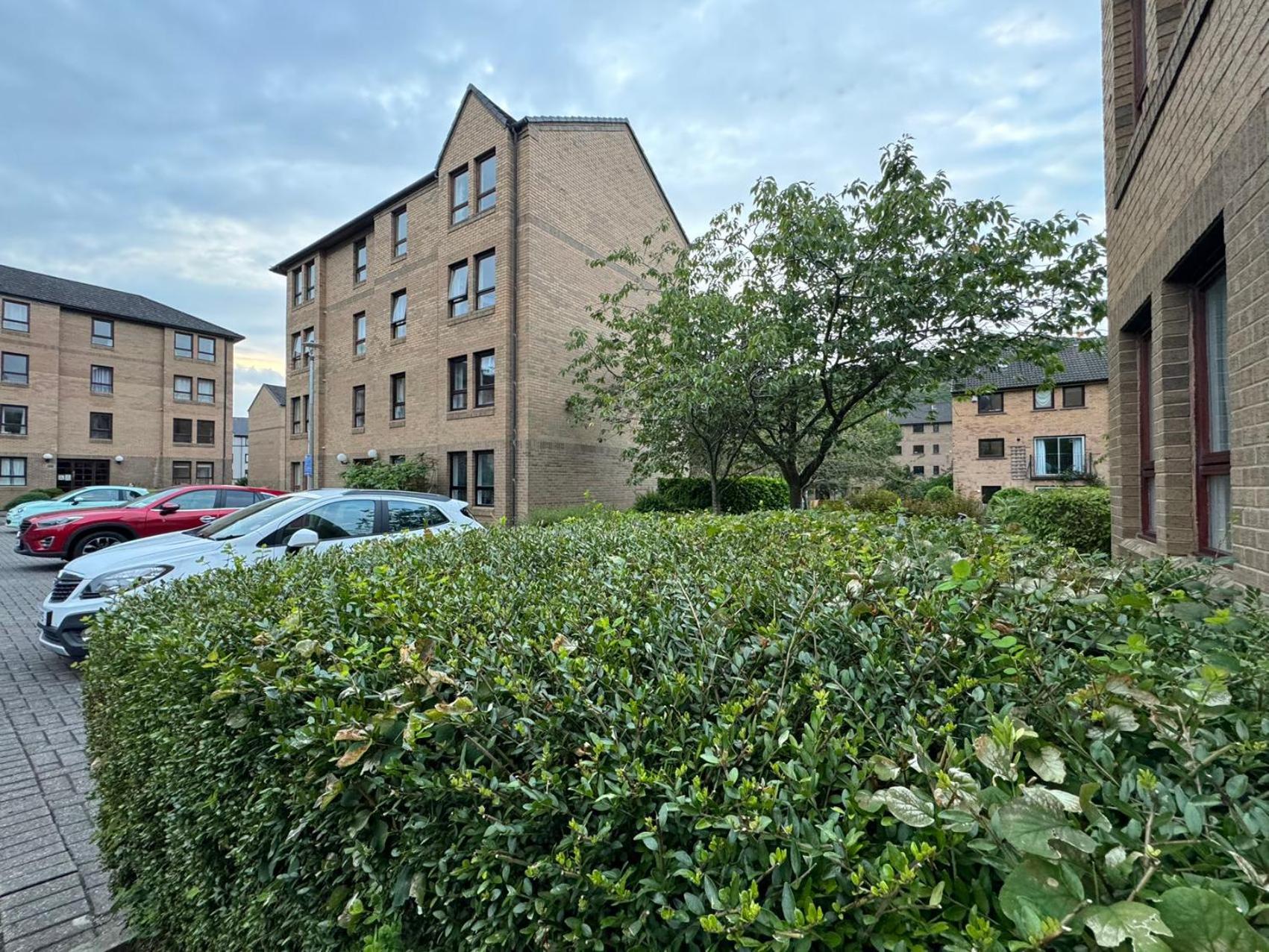 Two bedroom flat close to meadows with free parking by parking permit
