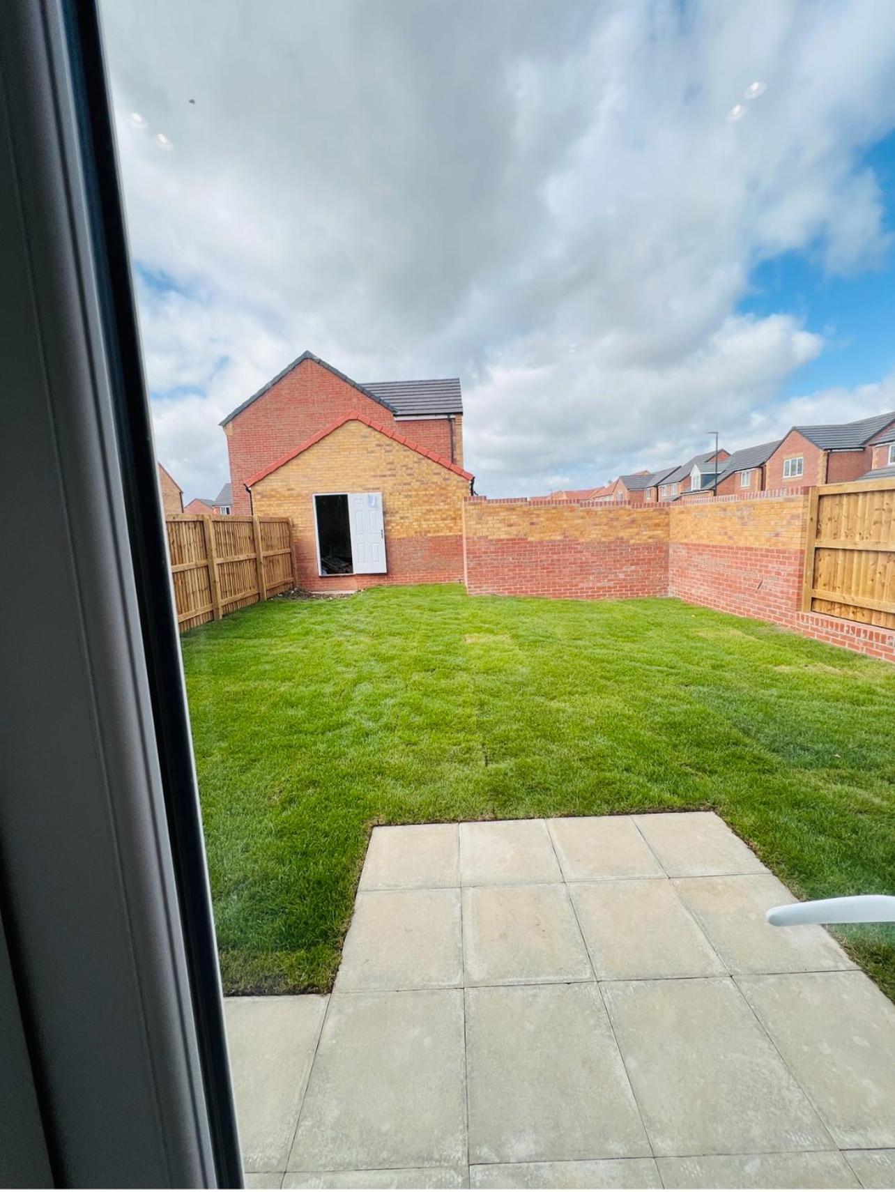 Beautiful 3 Bed Detached House in Grimsby view 3
