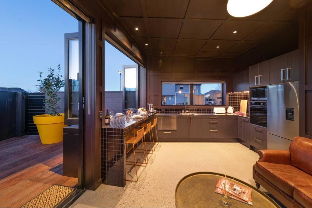 Yellow Pots Apartment B, Luxurious Outdoor Bath