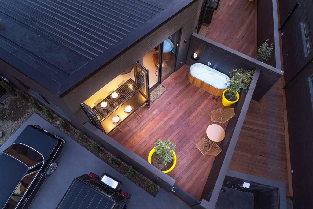 Yellow Pots Apartment B, Luxurious Outdoor Bath