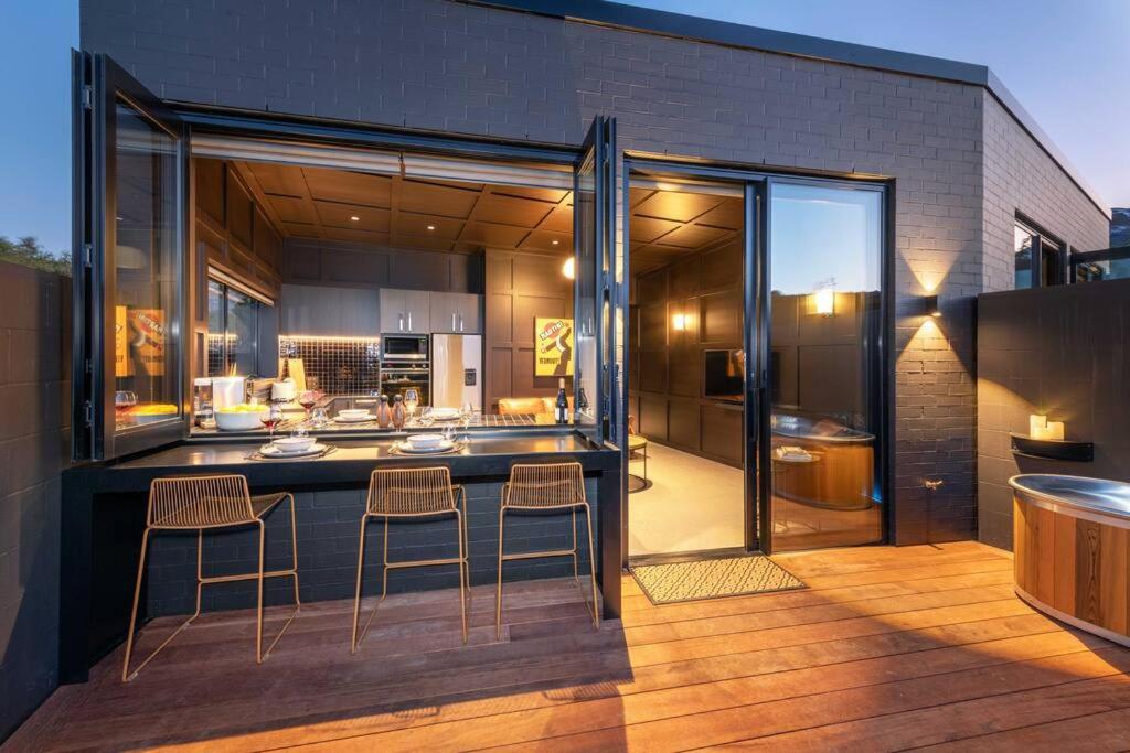 Yellow Pots Apartment B, Luxurious Outdoor Bath