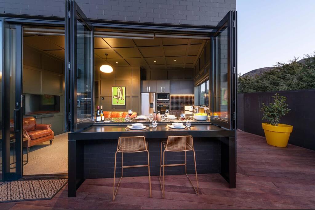Yellow Pots Apartment A, Luxurious Outdoor Bath view 3