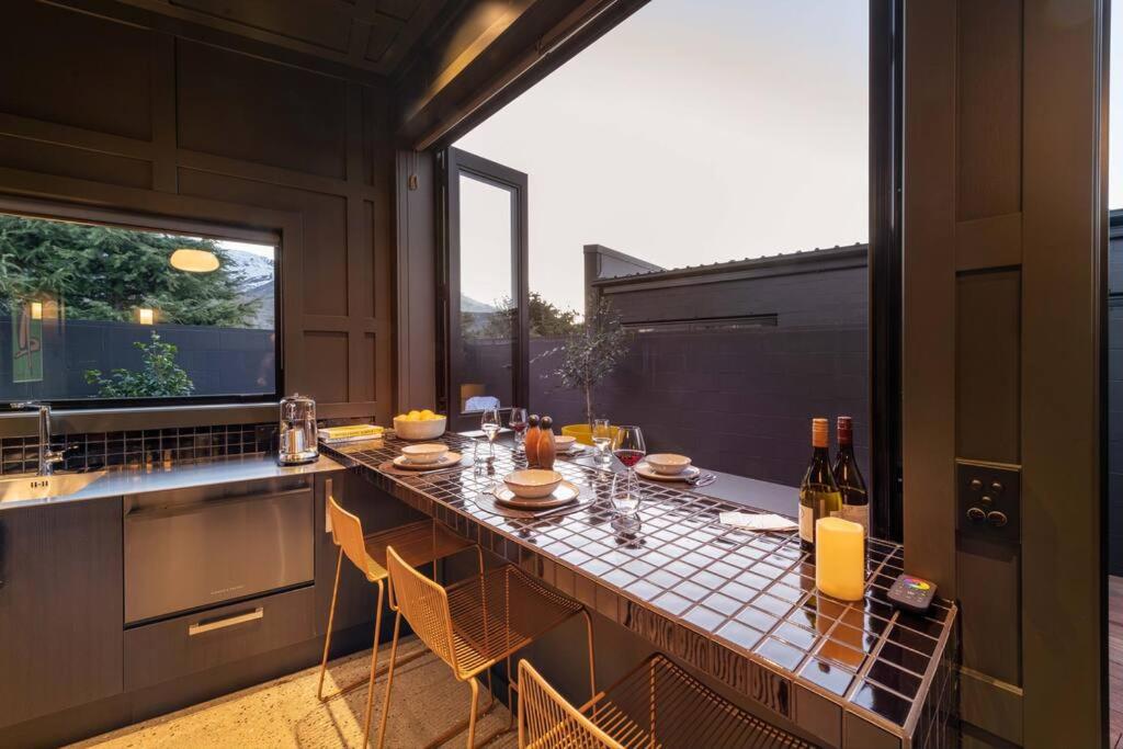 Yellow Pots Apartment A, Luxurious Outdoor Bath view 5