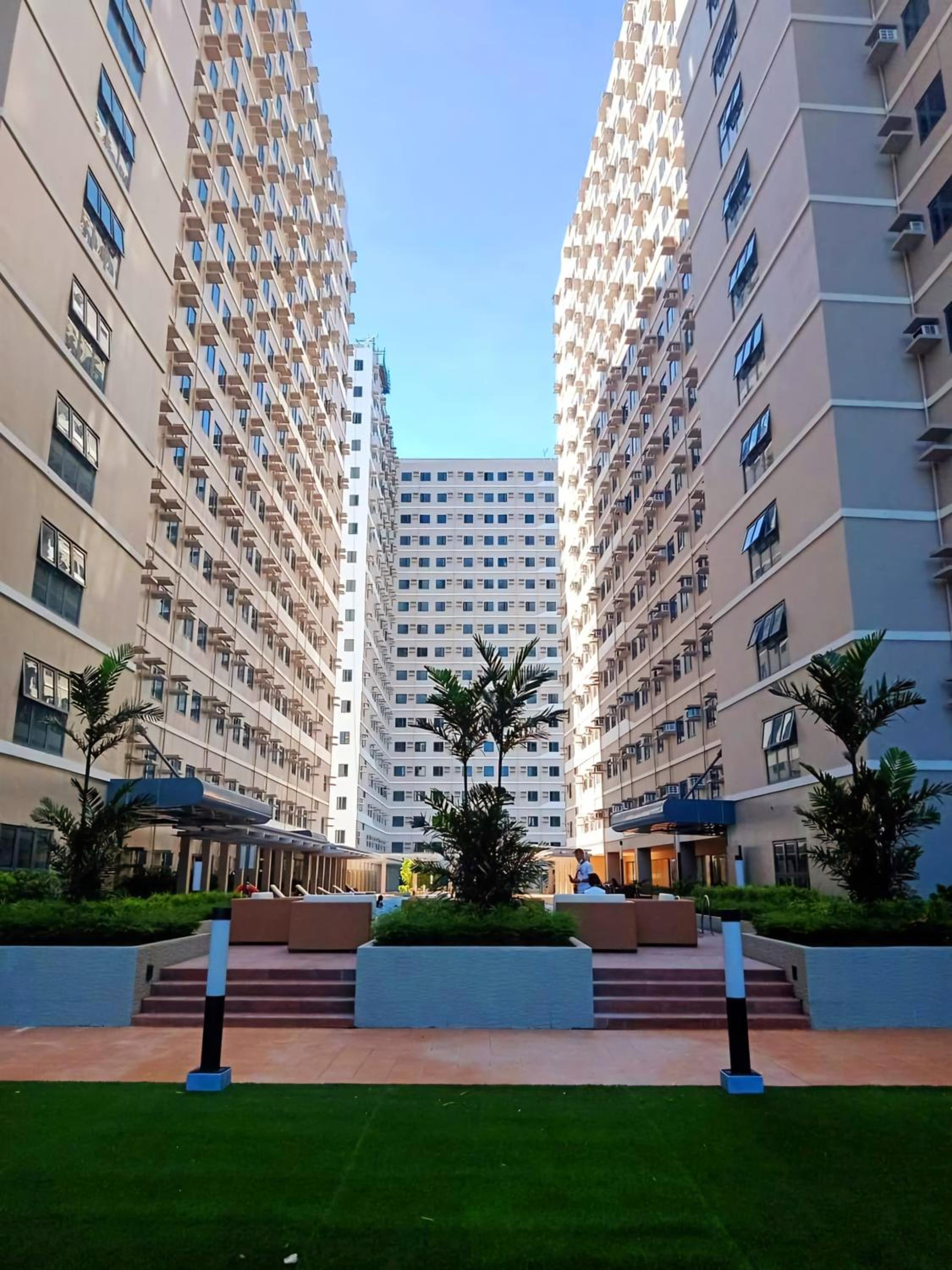 Acellyne's Suites at Green 2 Residences with Netflix!