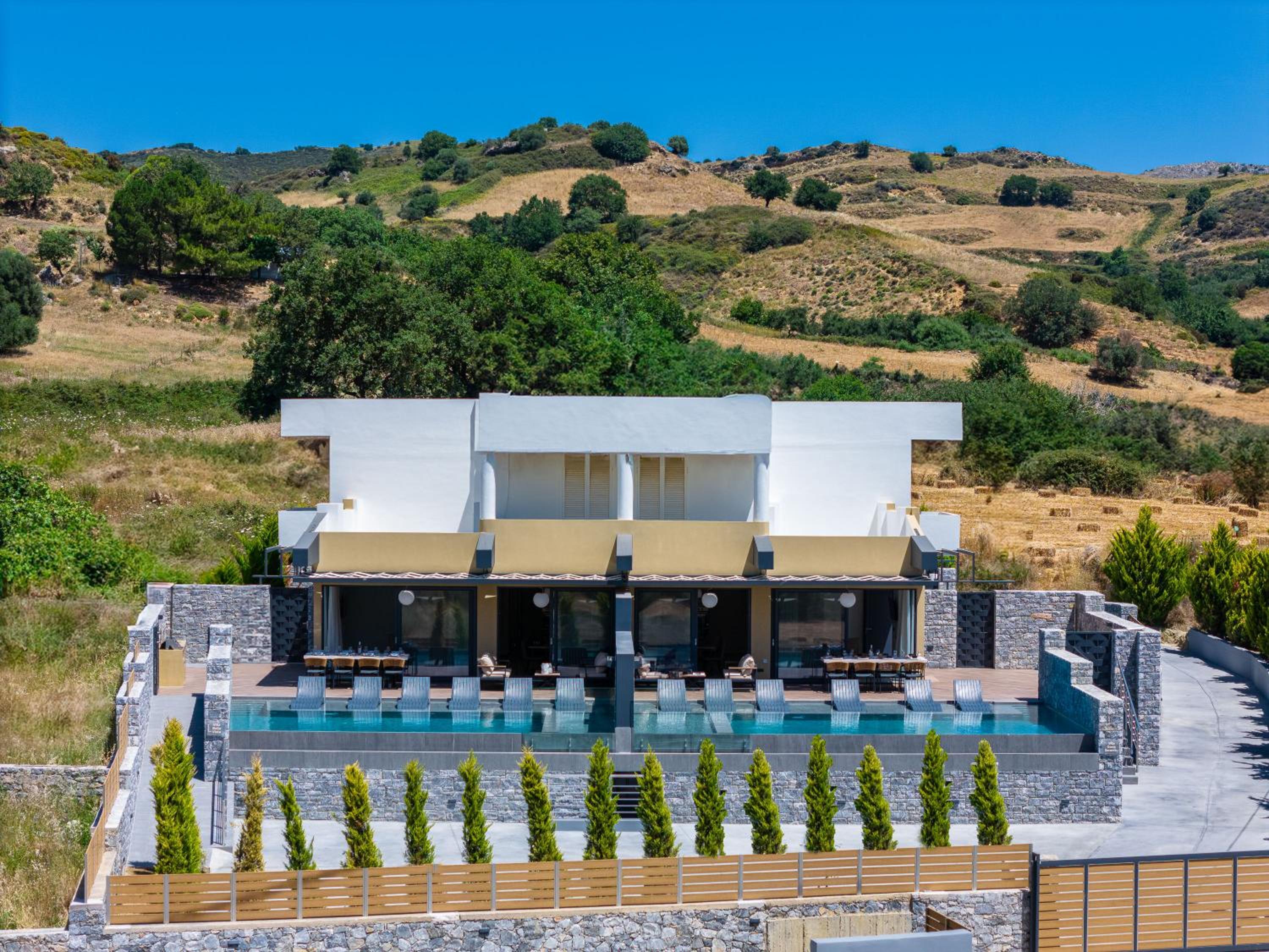 Hotel Oasis Serenity - Image 1