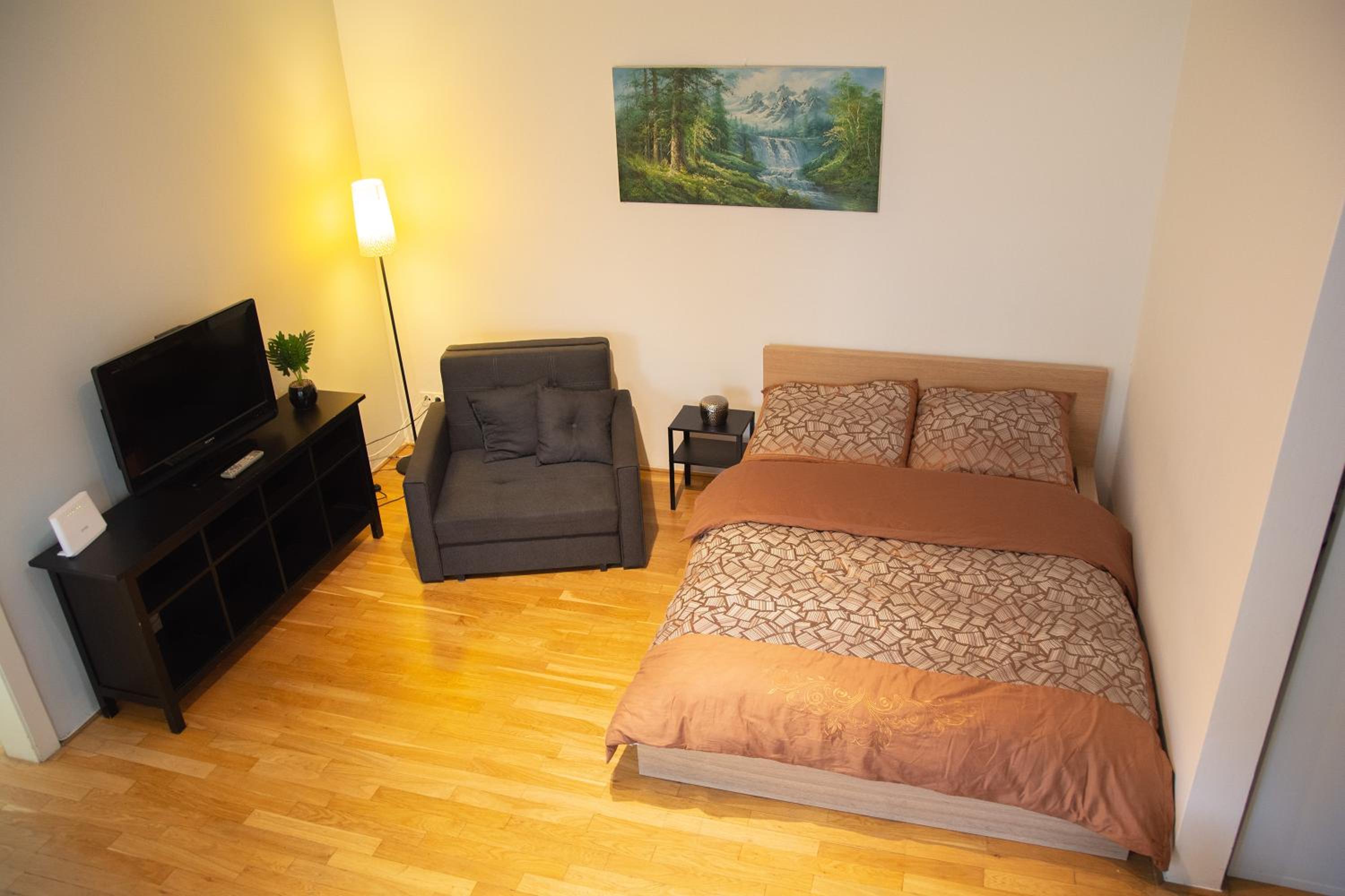 City Centre Garden Apartment with parking