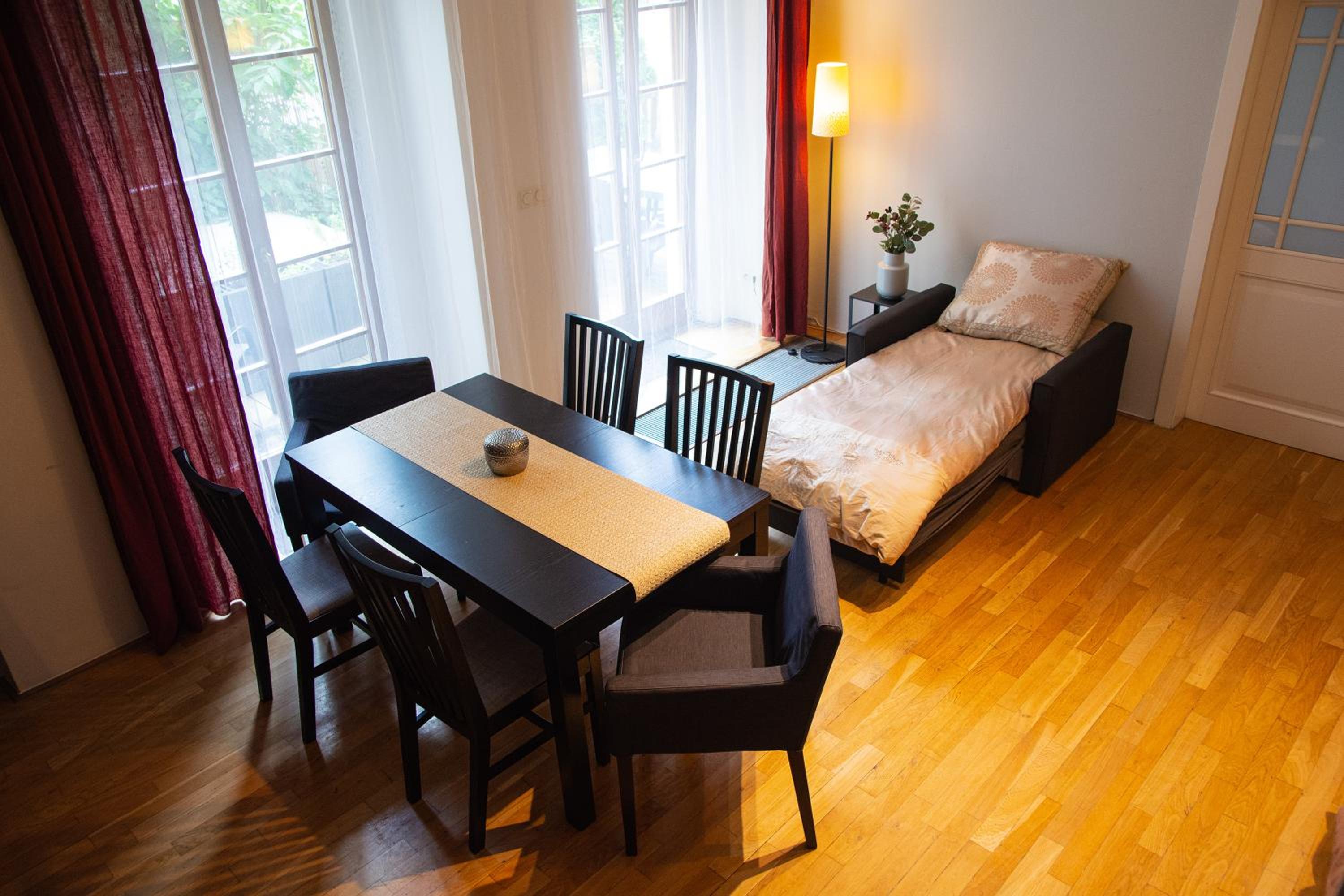 City Centre Garden Apartment with parking