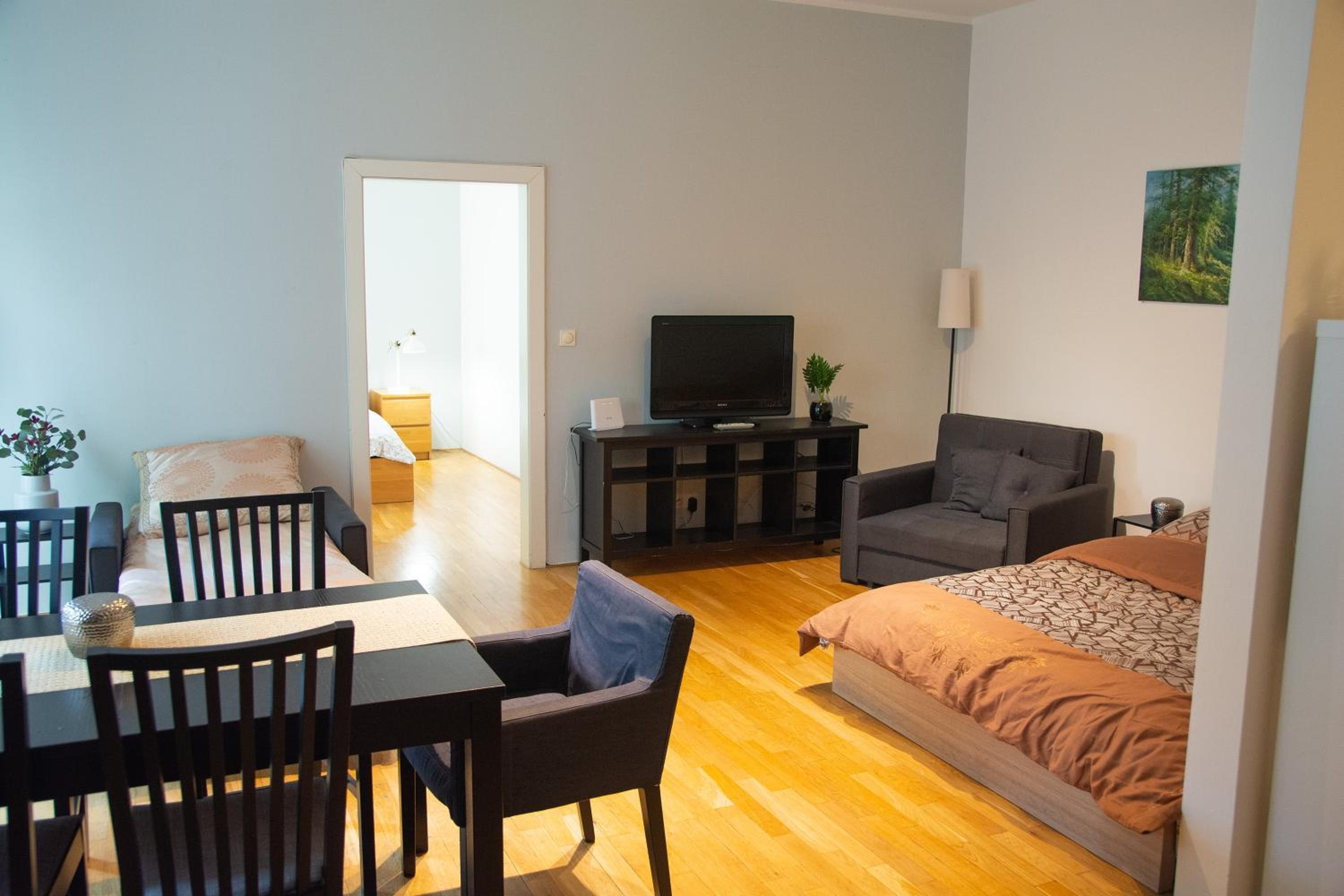 City Centre Garden Apartment with parking