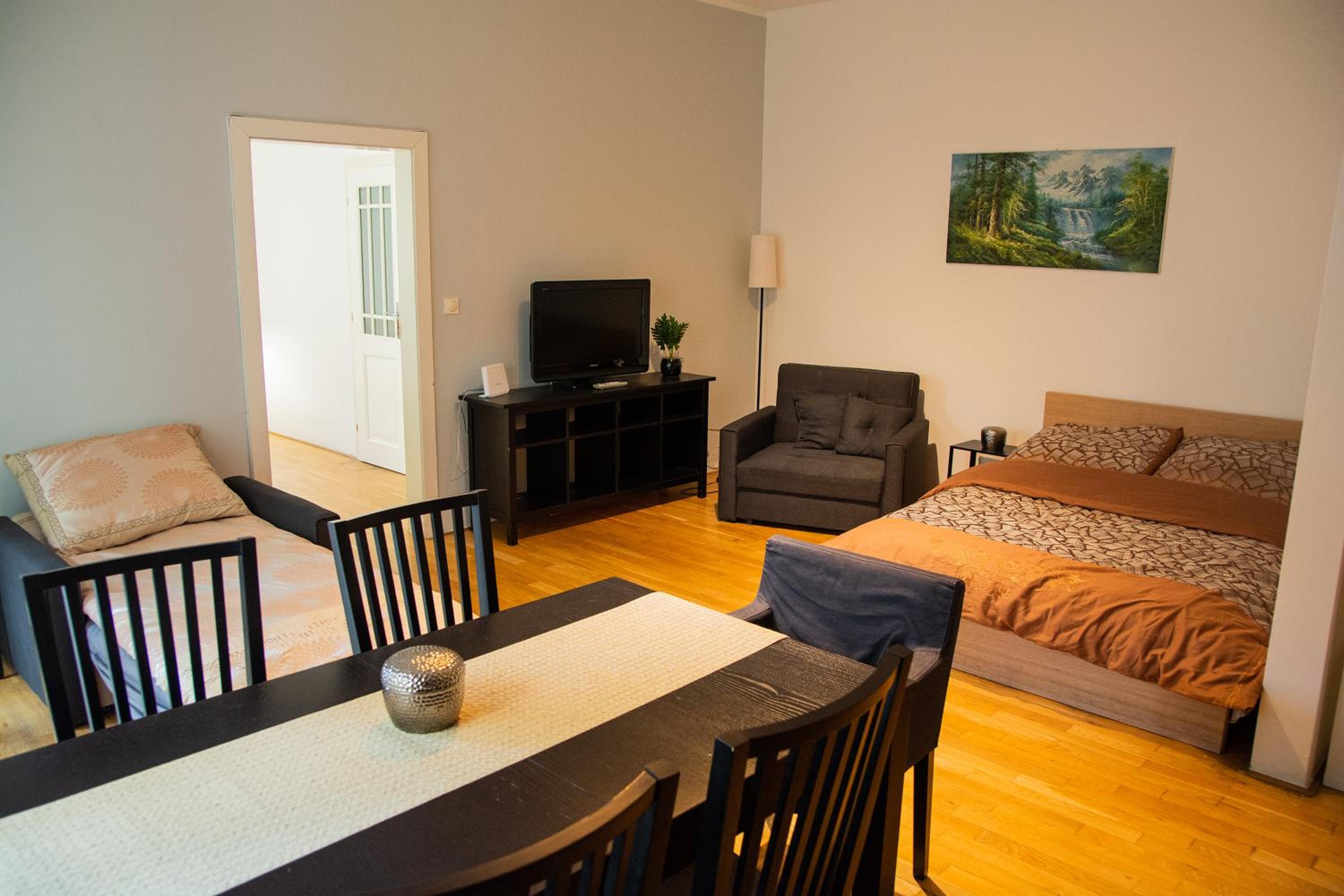 City Centre Garden Apartment with parking