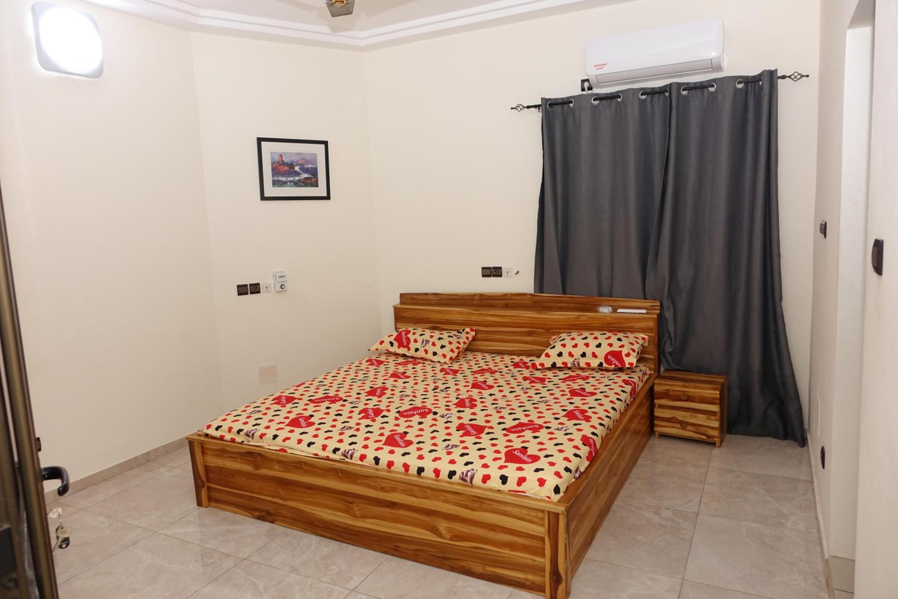 Apartment Sleeps 6 with Free Parking view 5