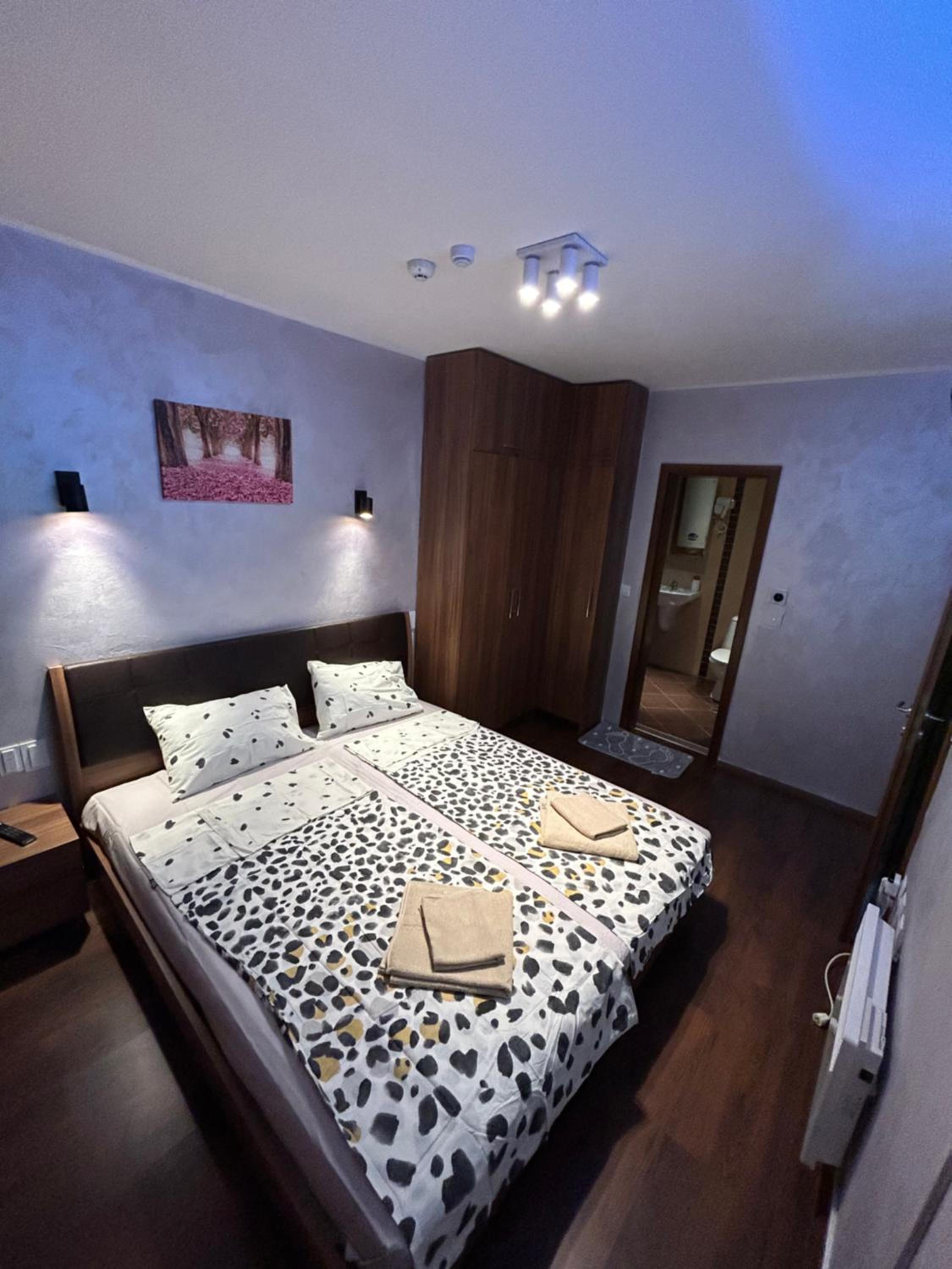 2-bedroom, 2-bathroom with fireplace and garden at Winslow Infinity