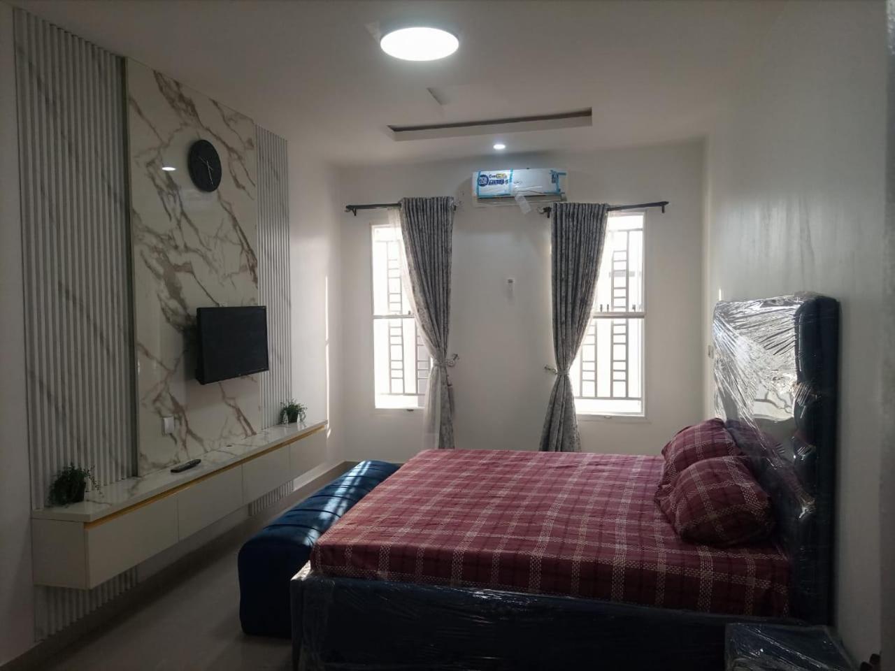 2 Bed Luxury Apartment-Internet Security& Parking view 3