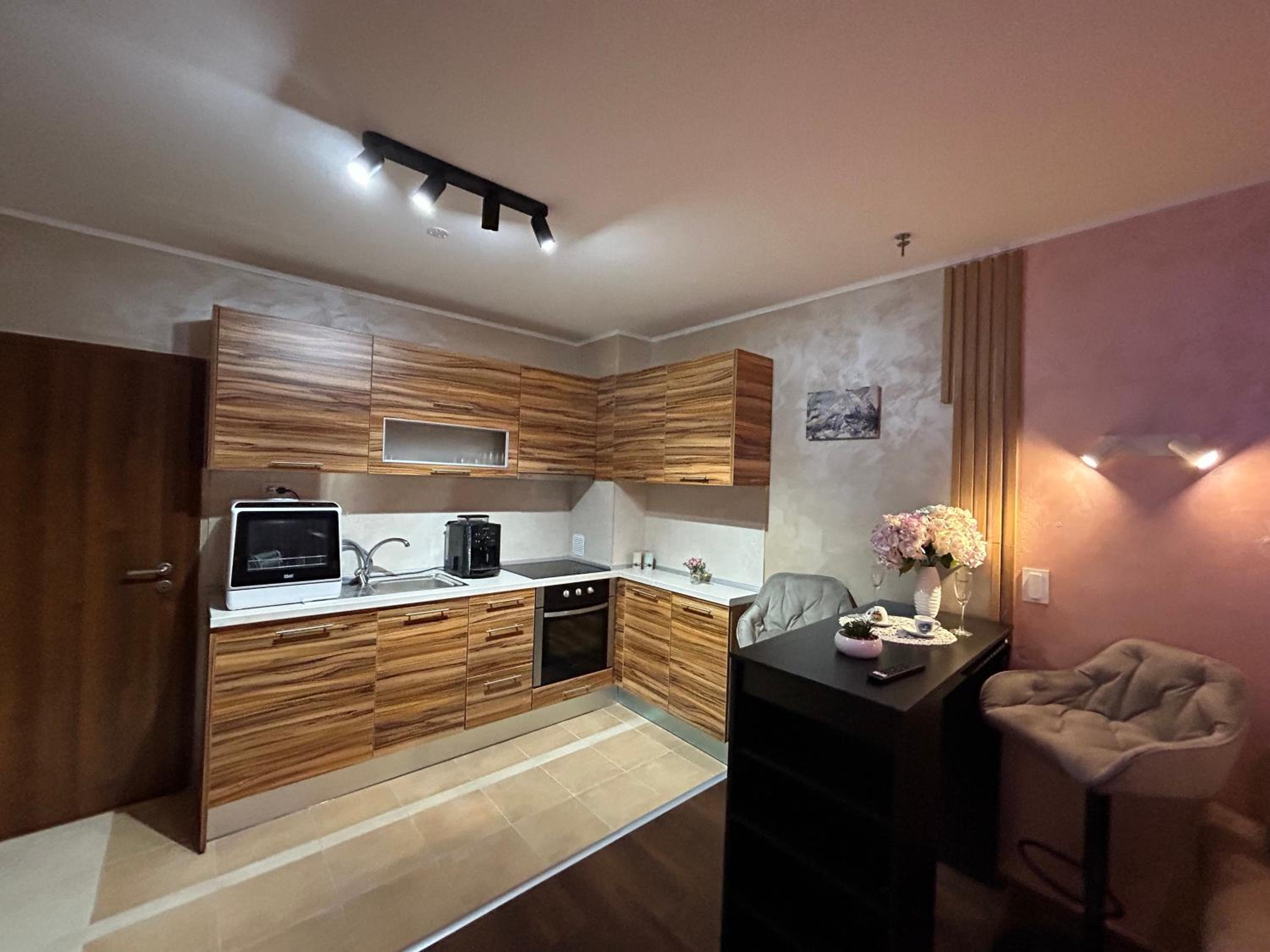 2-bedroom, 2-bathroom with fireplace and garden at Winslow Infinity