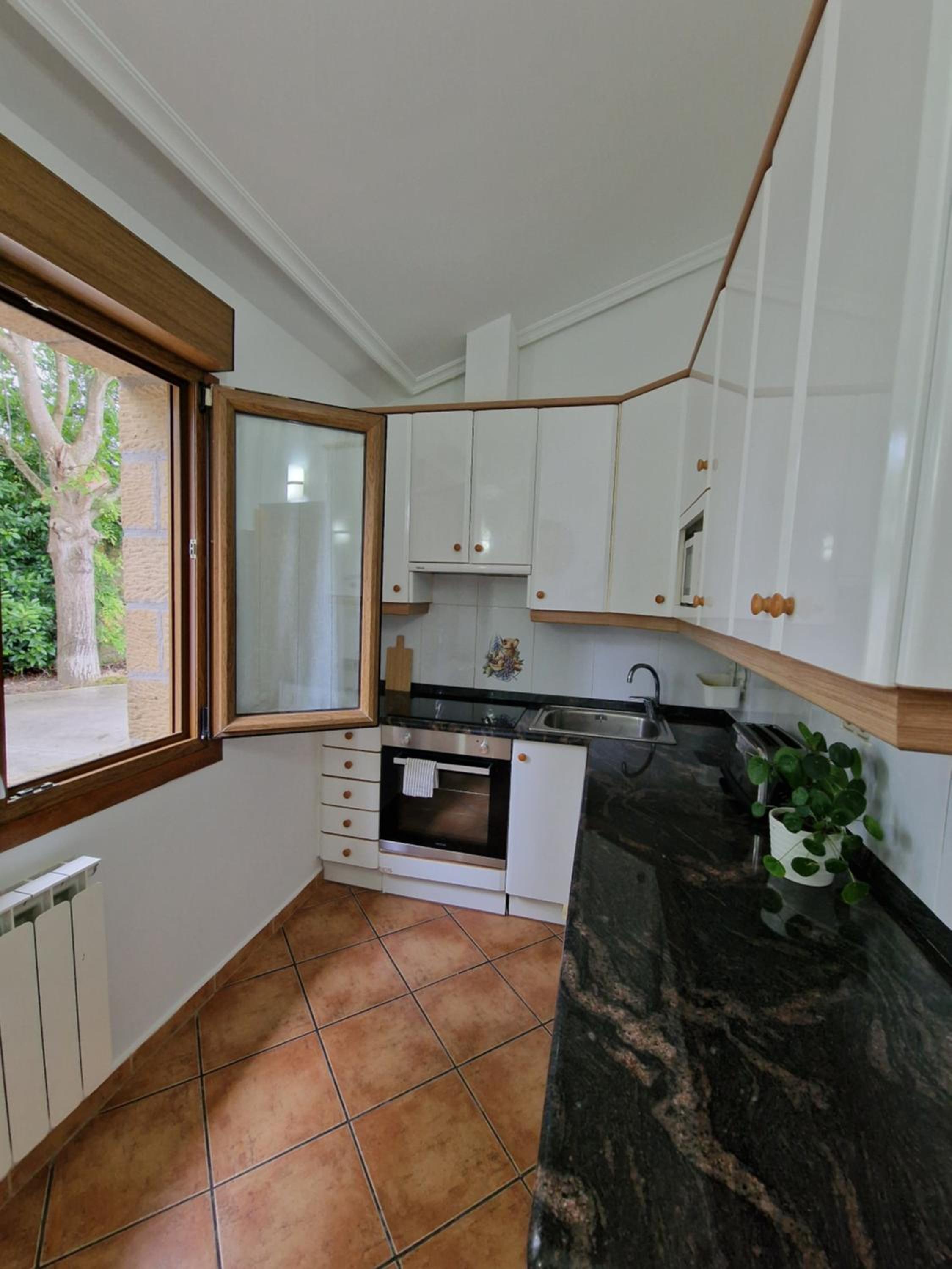Apartamento familiar con jardín y parking privado