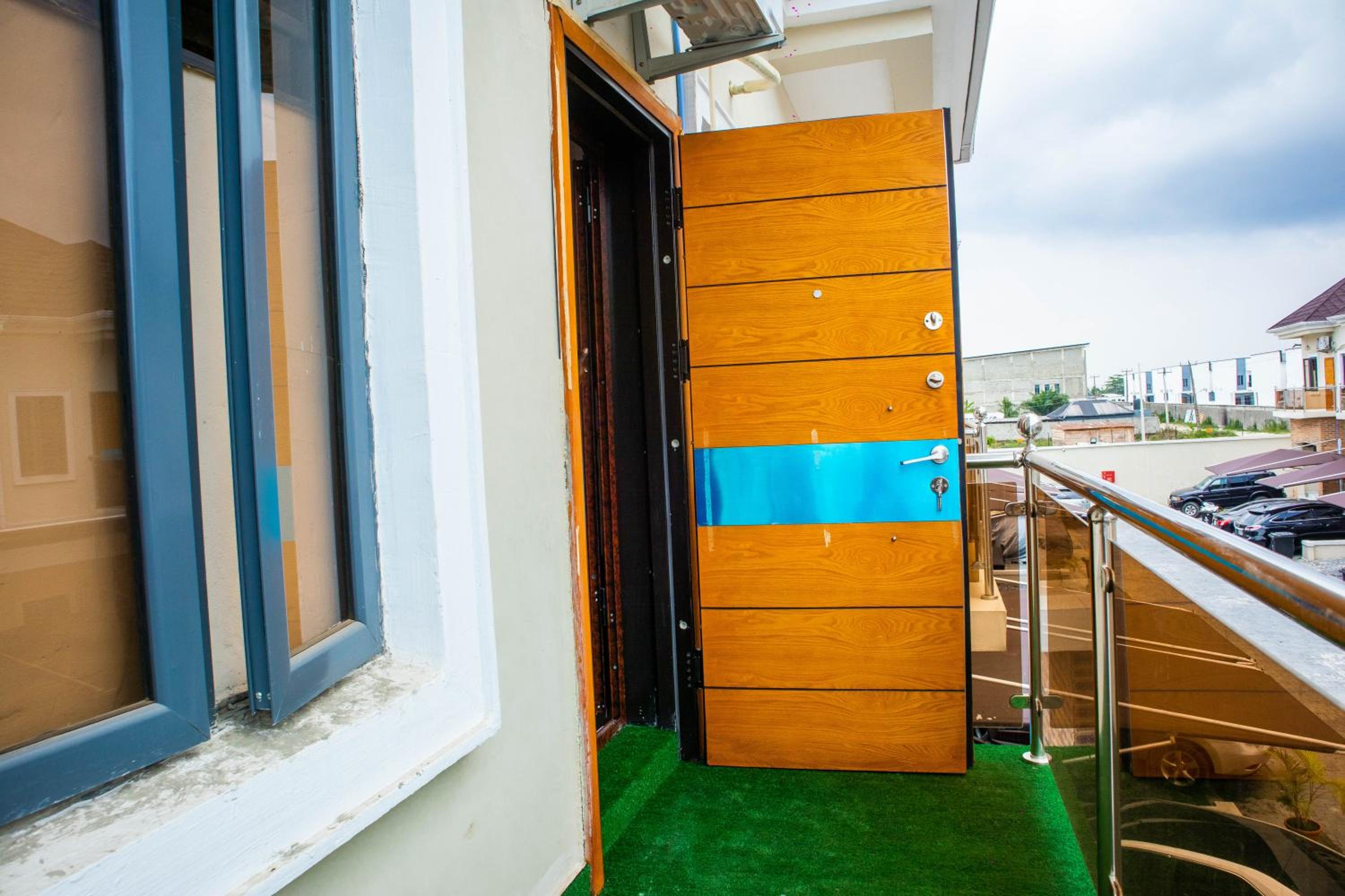 Ajah - Duplex - Sleeps 4 - Pool - Parking view 2
