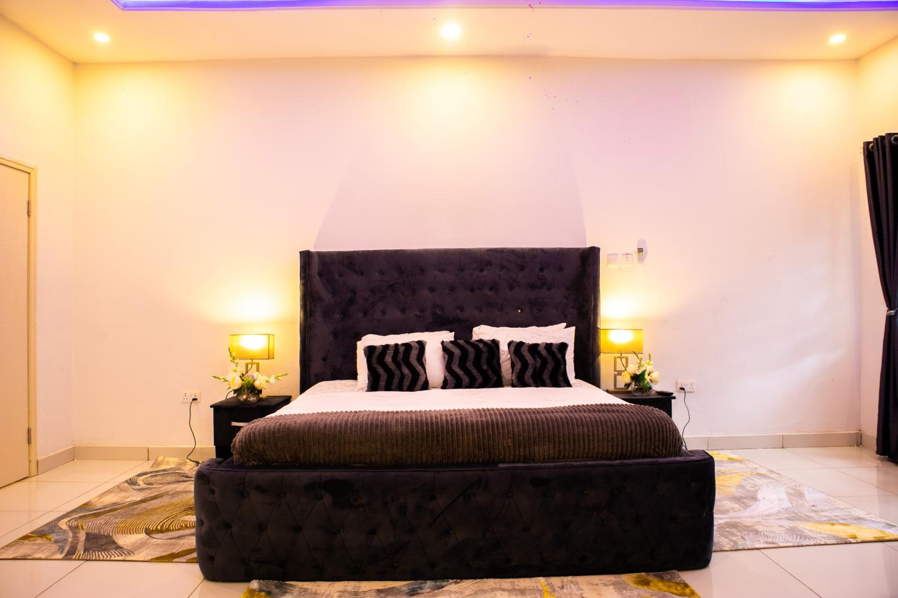 Ajah - Duplex - Sleeps 4 - Pool - Parking view 5