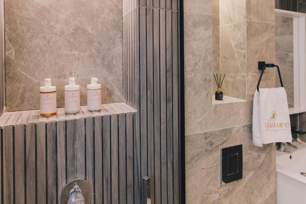 Signature Stays Luxurious Modern Apt