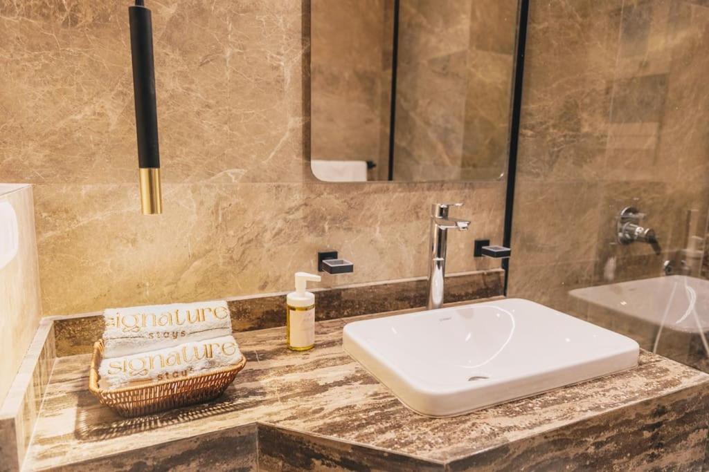 Signature Stays Luxurious Modern Apt