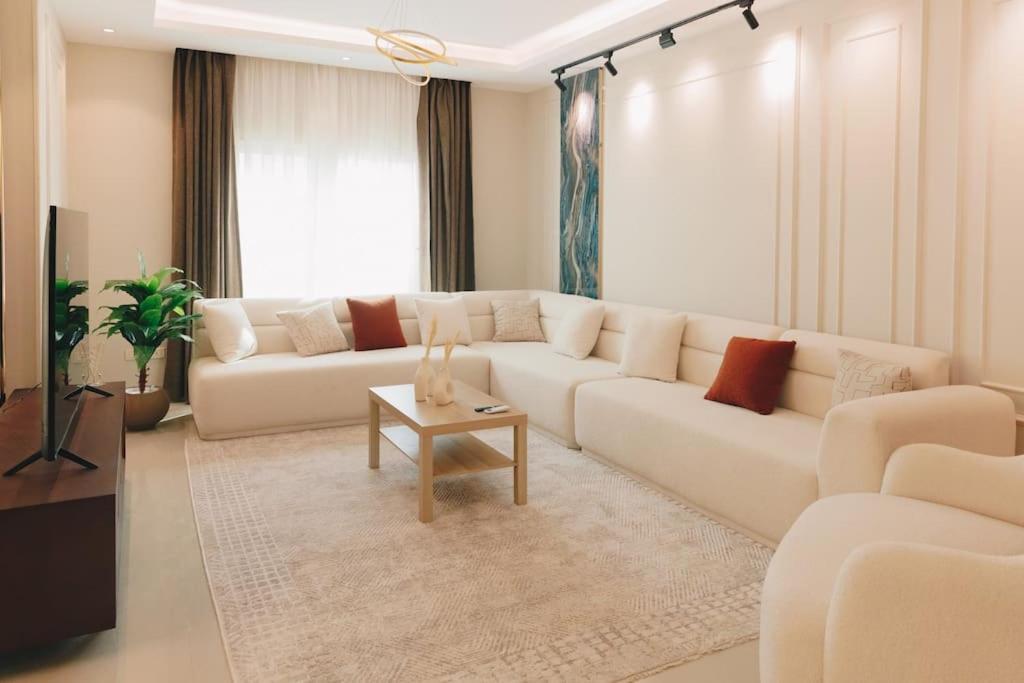 Signature Stays Luxurious Modern Apt