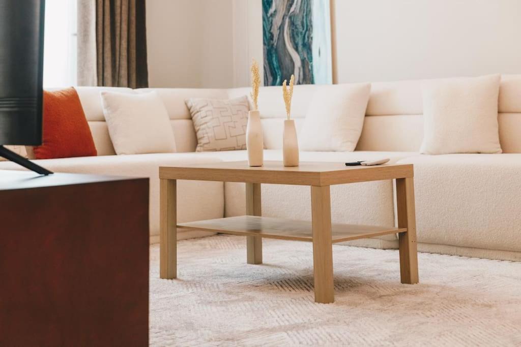 Signature Stays Luxurious Modern Apt