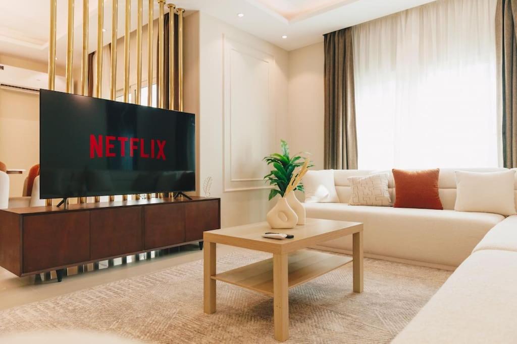 Signature Stays Luxurious Modern Apt