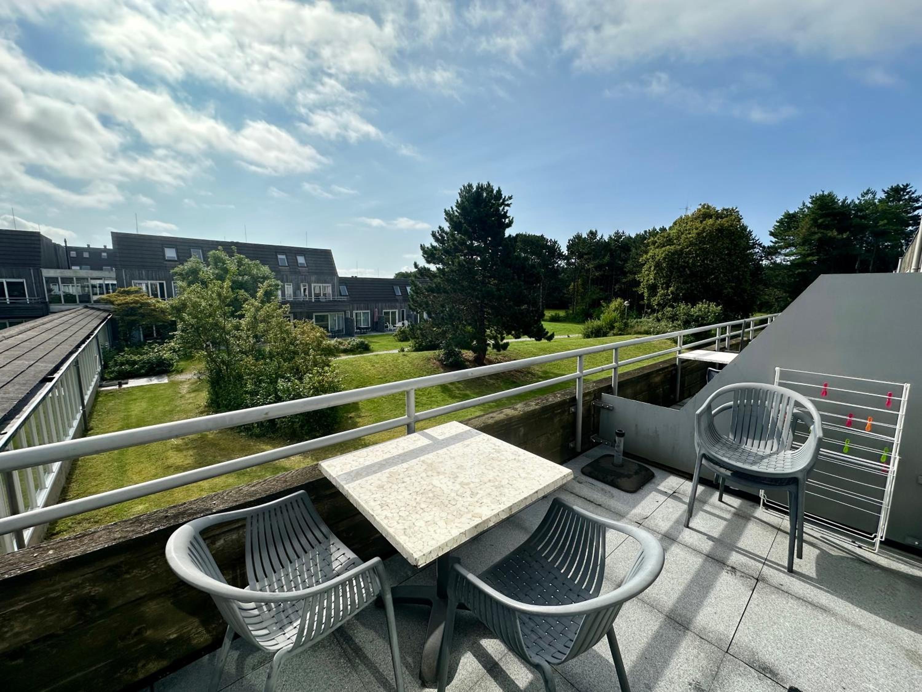 Zonnig appartement Hollum met balkon en groen uitzicht view 3