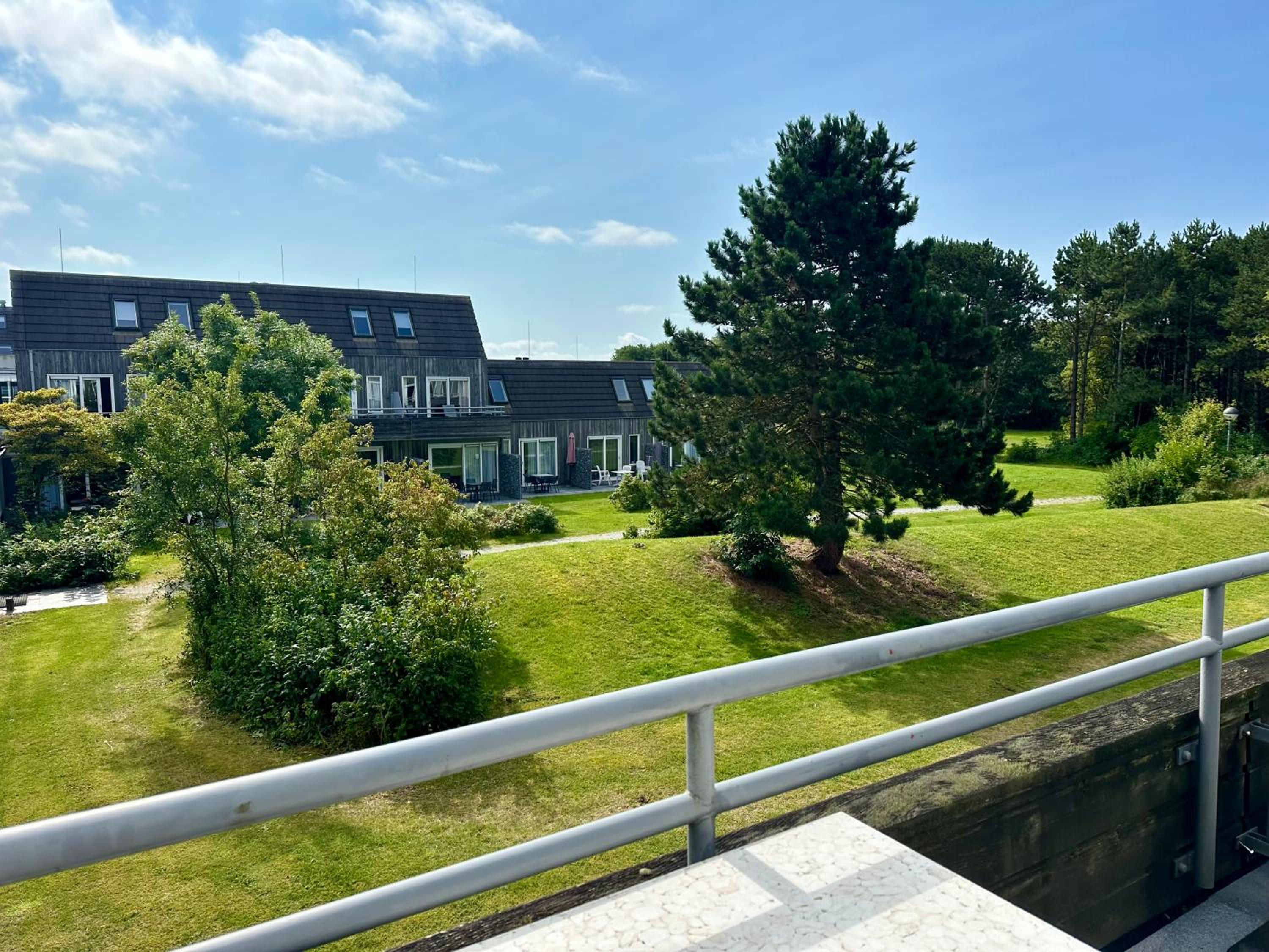 Zonnig appartement Hollum met balkon en groen uitzicht view 5