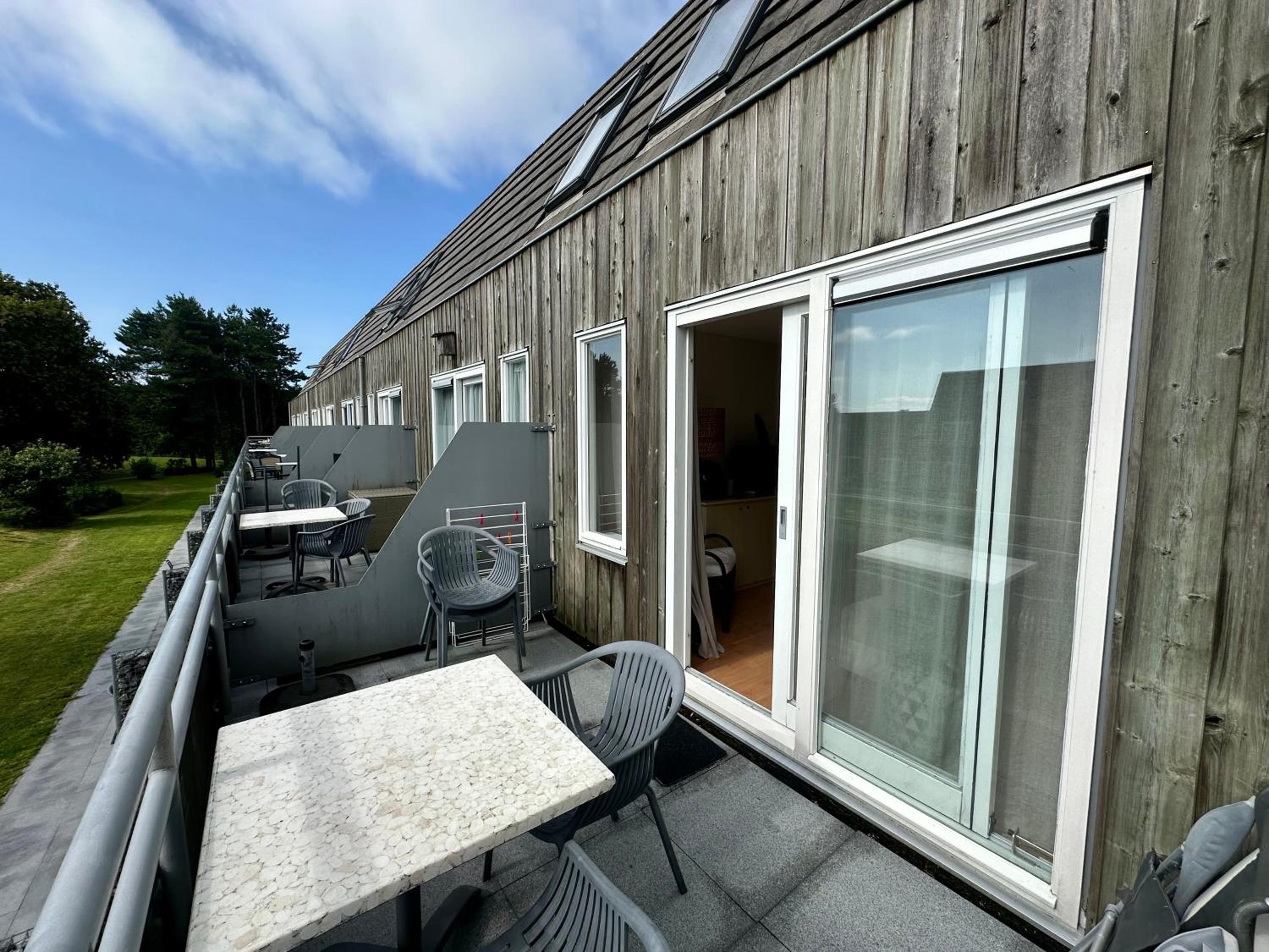 Zonnig appartement Hollum met balkon en groen uitzicht view 4
