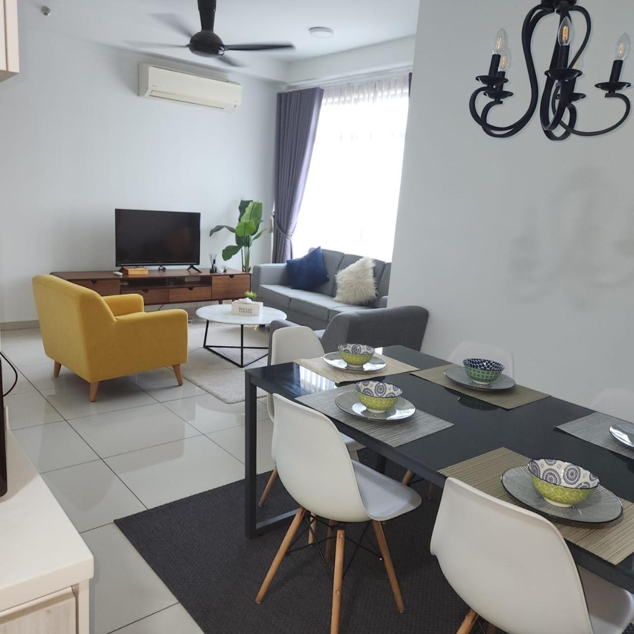Cozy free wifi and Netflix 3 bed room at kenwingston photo 2